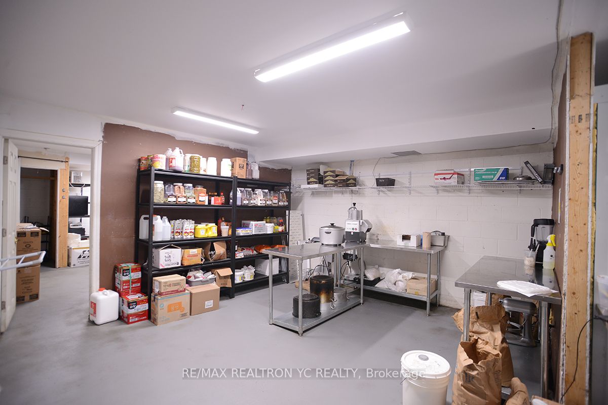 6048 Yonge Street Property Photo 10