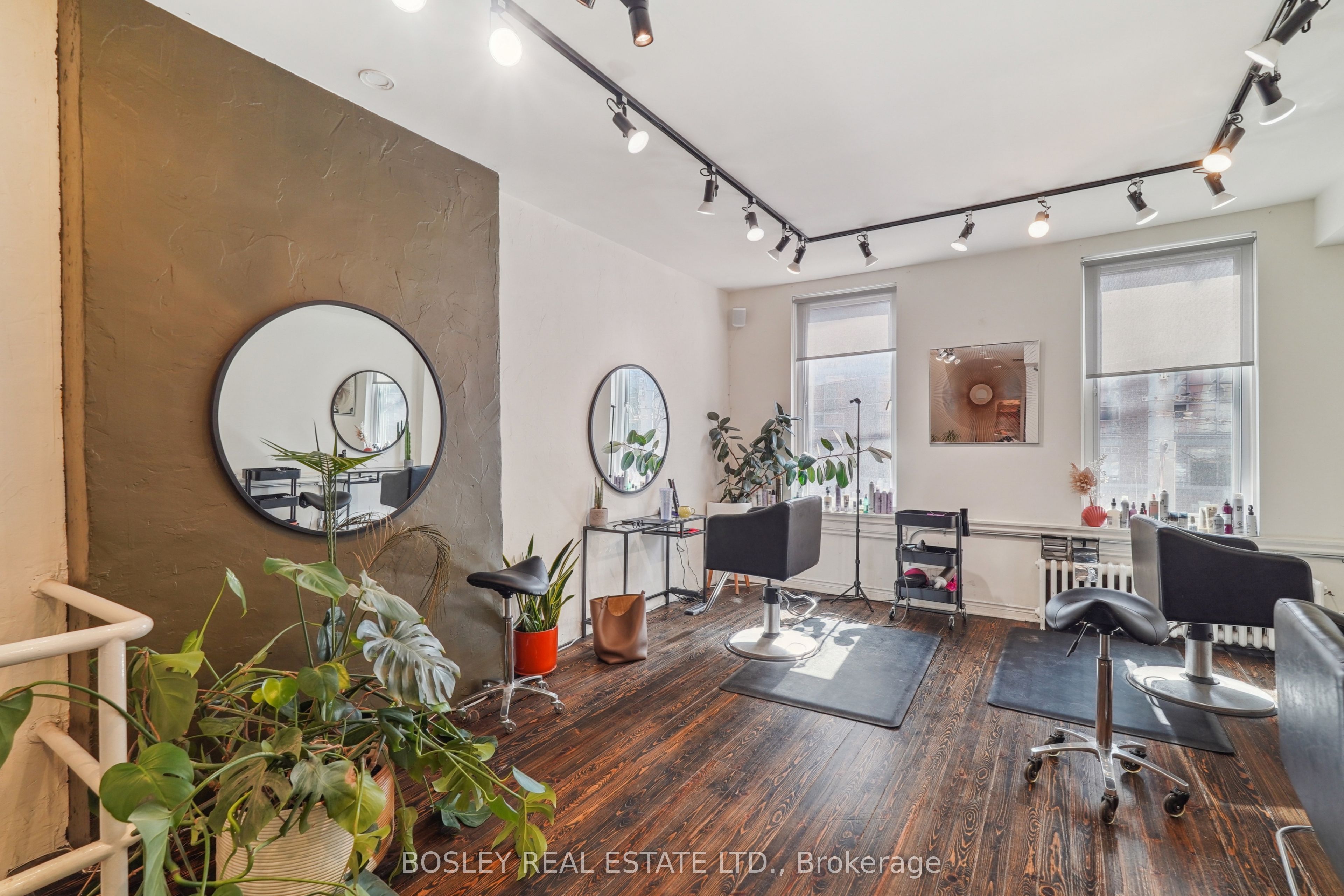 890 Queen Street Property Photo 11
