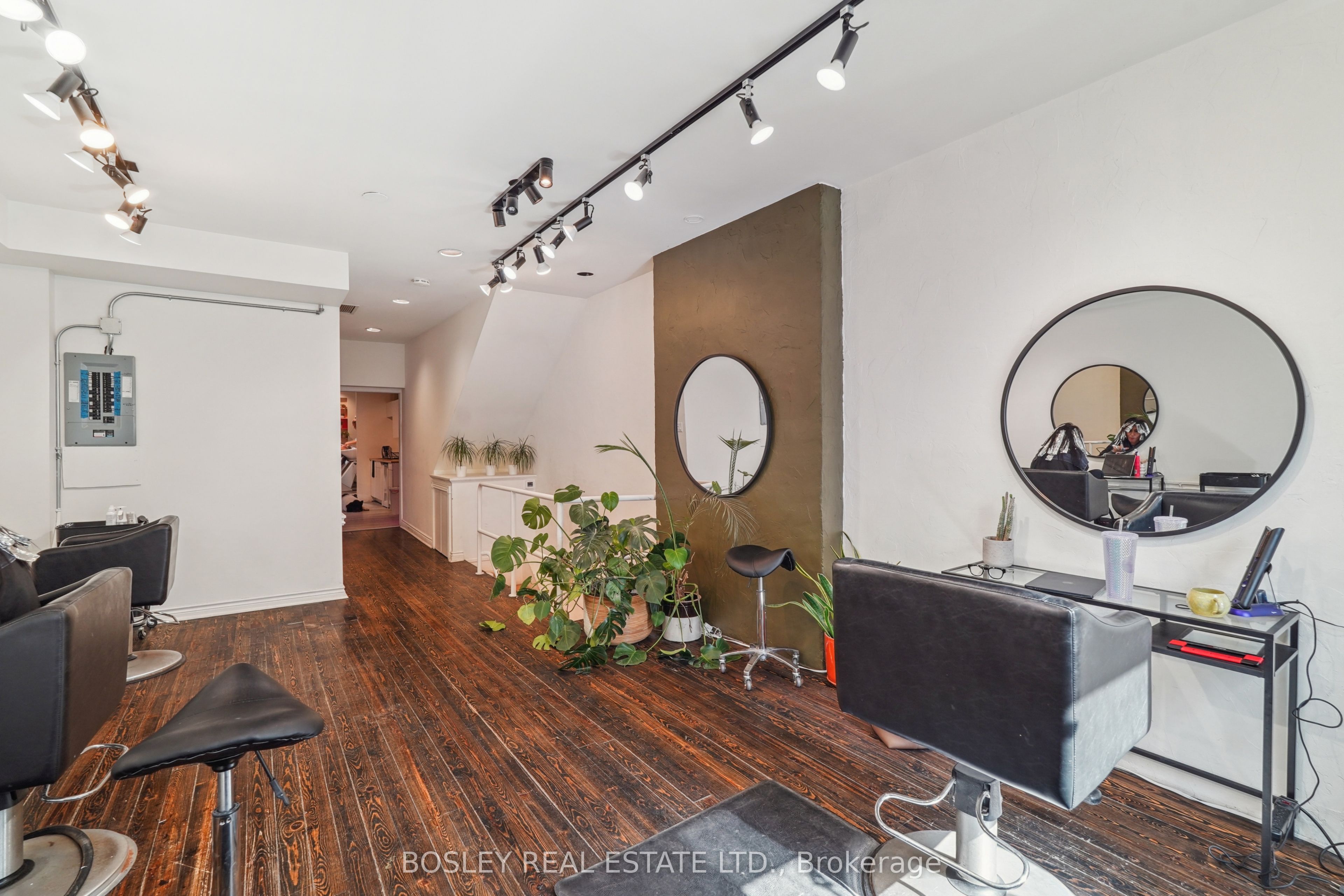 890 Queen Street Property Photo 12