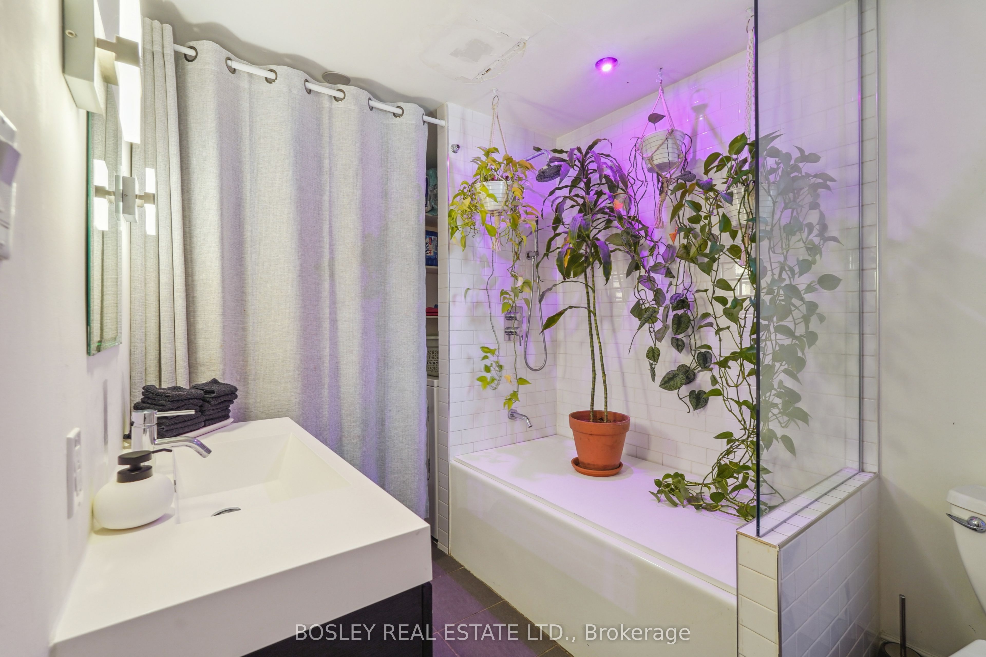 890 Queen Street Property Photo 14