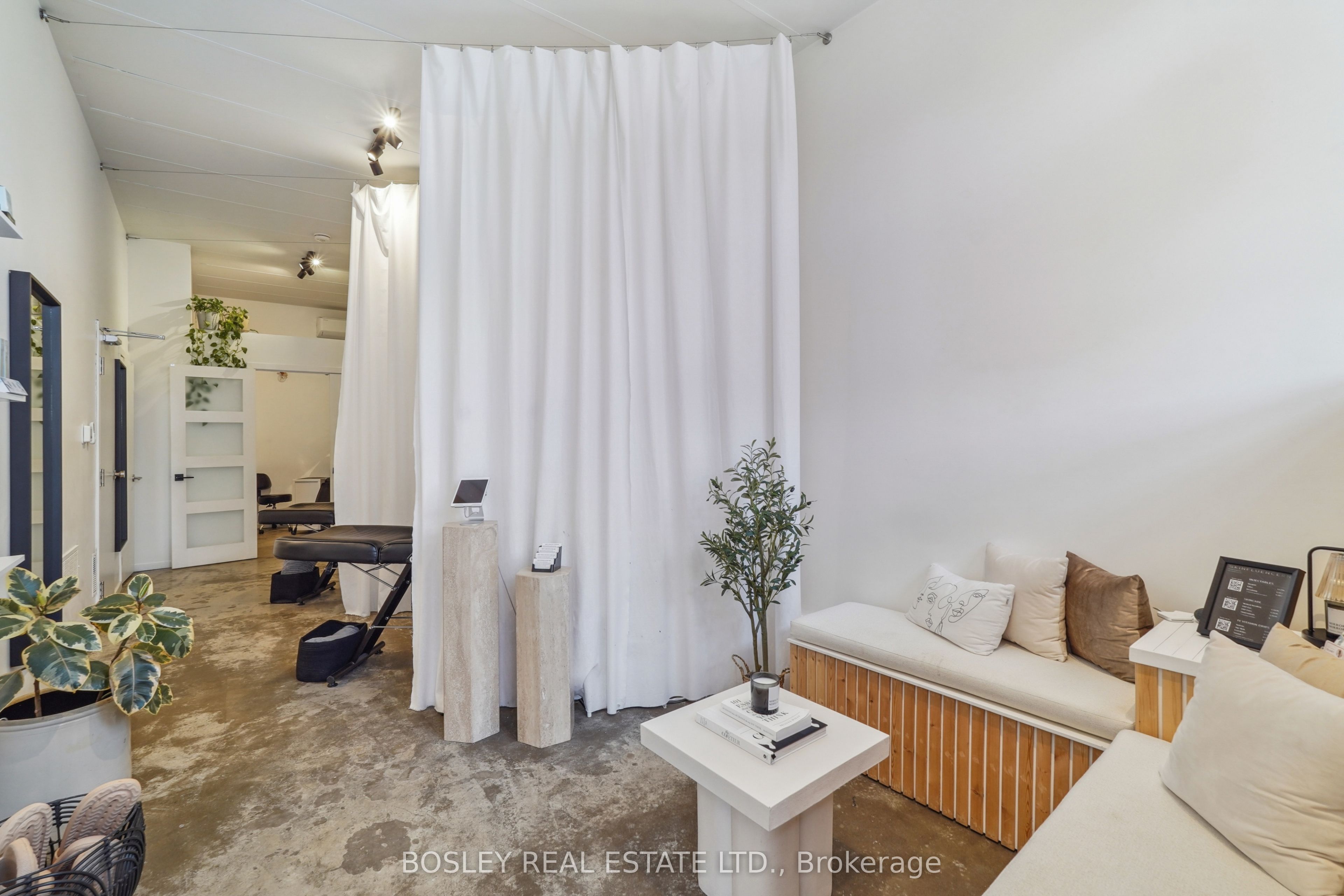 890 Queen Street Property Photo 21