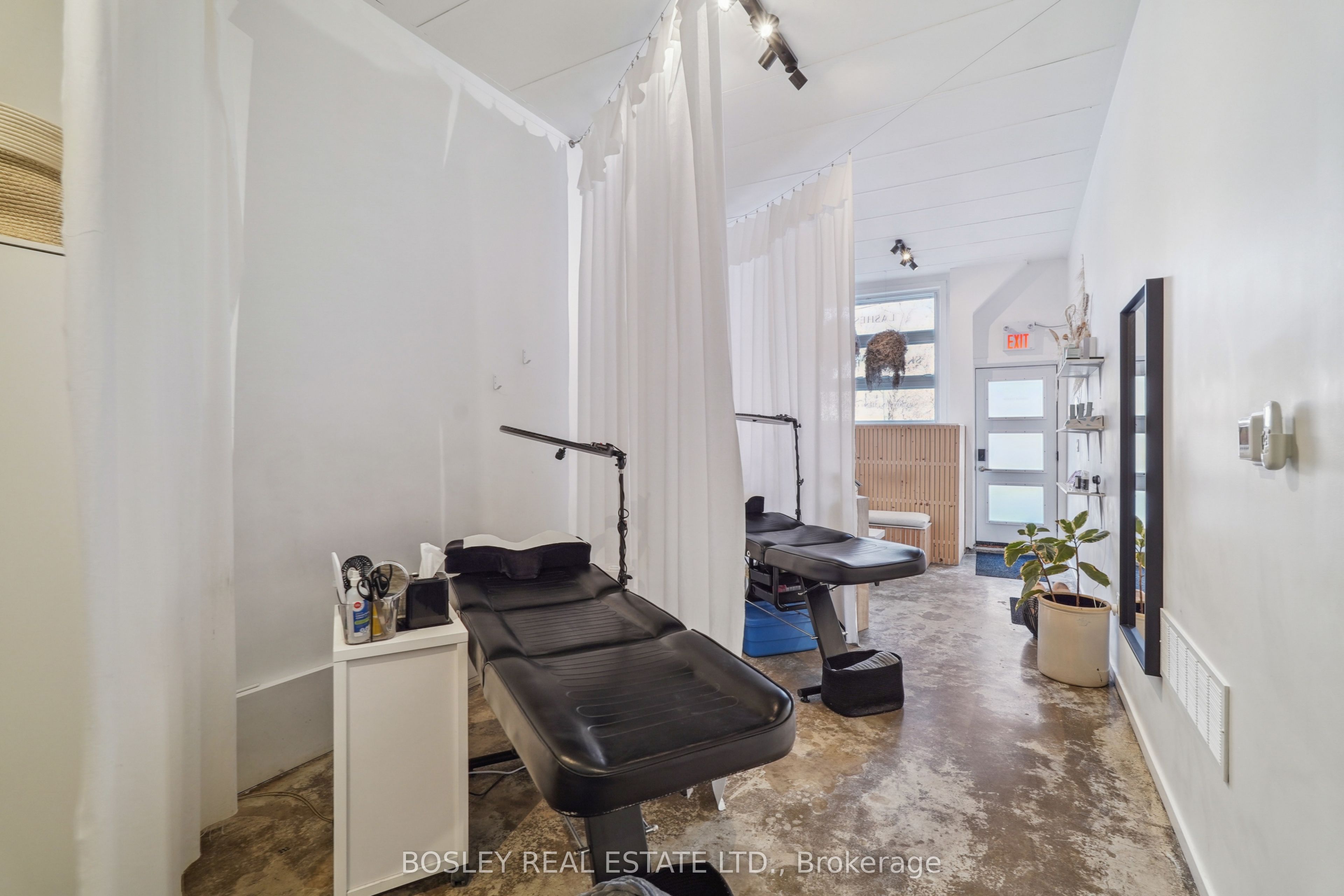 890 Queen Street Property Photo 22