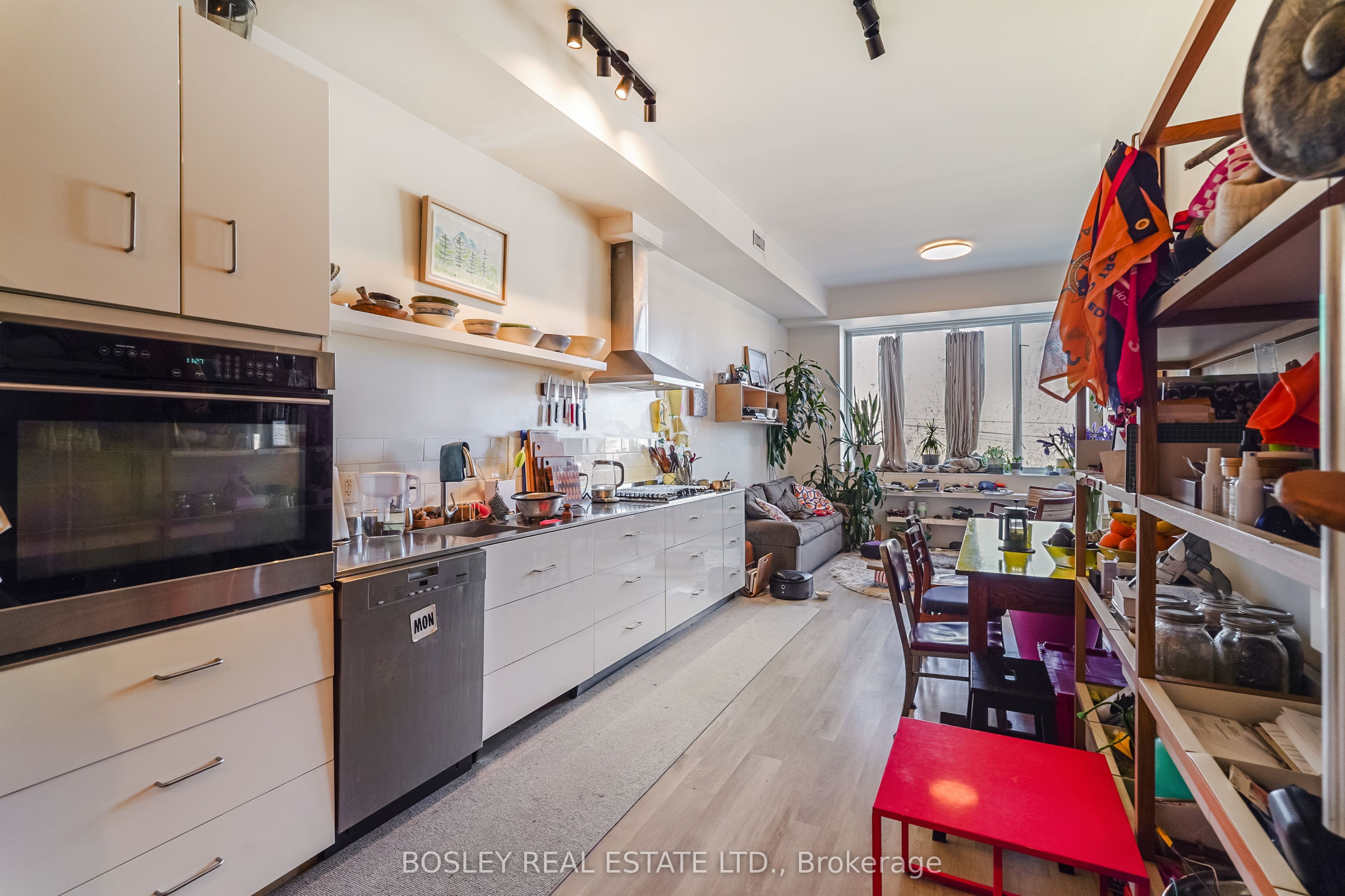 890 Queen Street Property Photo 24