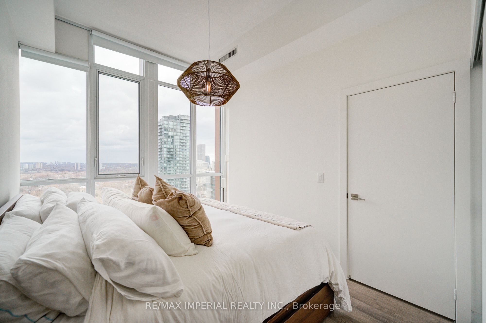 #2406 - 32 Davenport Road Property Photo 19