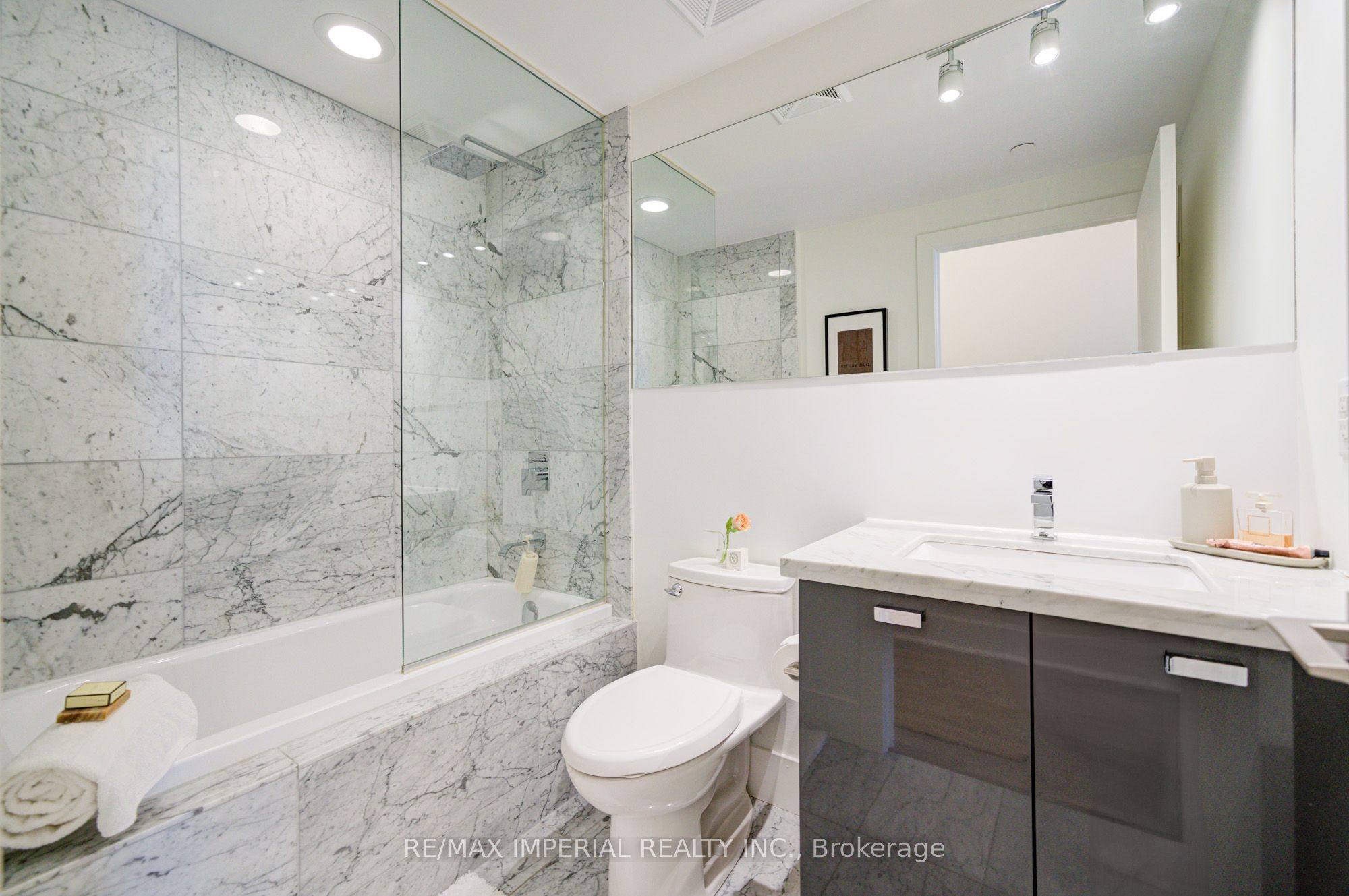 #2406 - 32 Davenport Road Property Photo 23