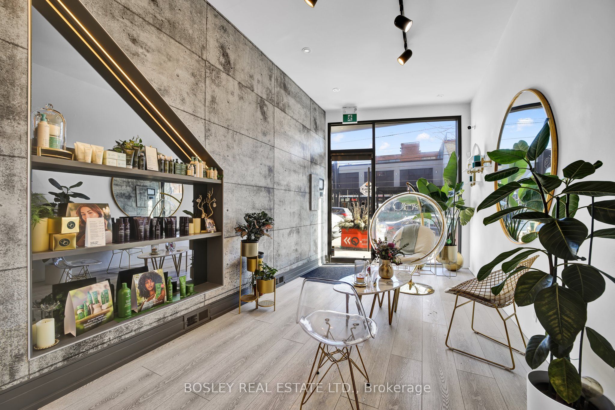 668 Queen Street Property Photo 3