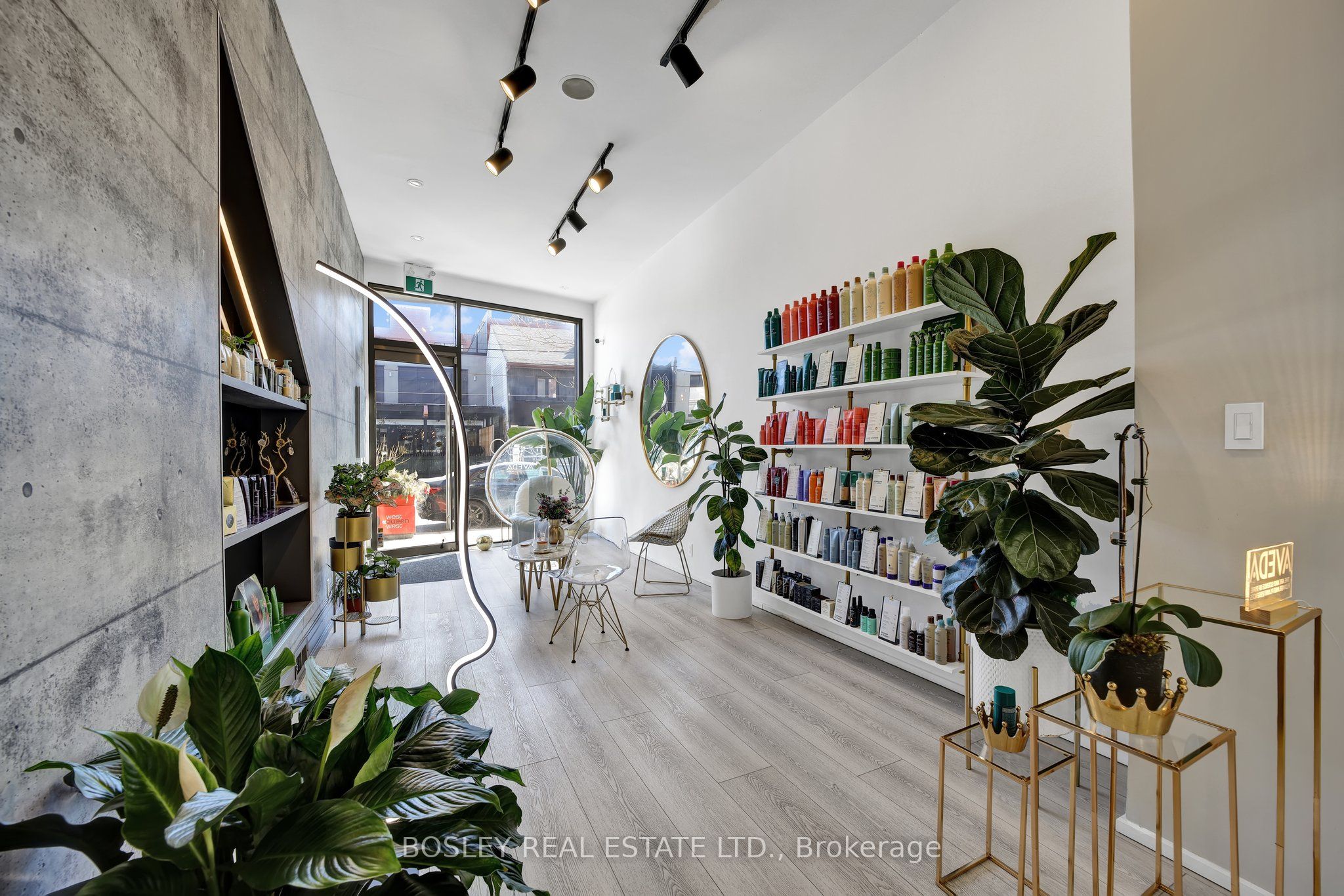 668 Queen Street Property Photo 6