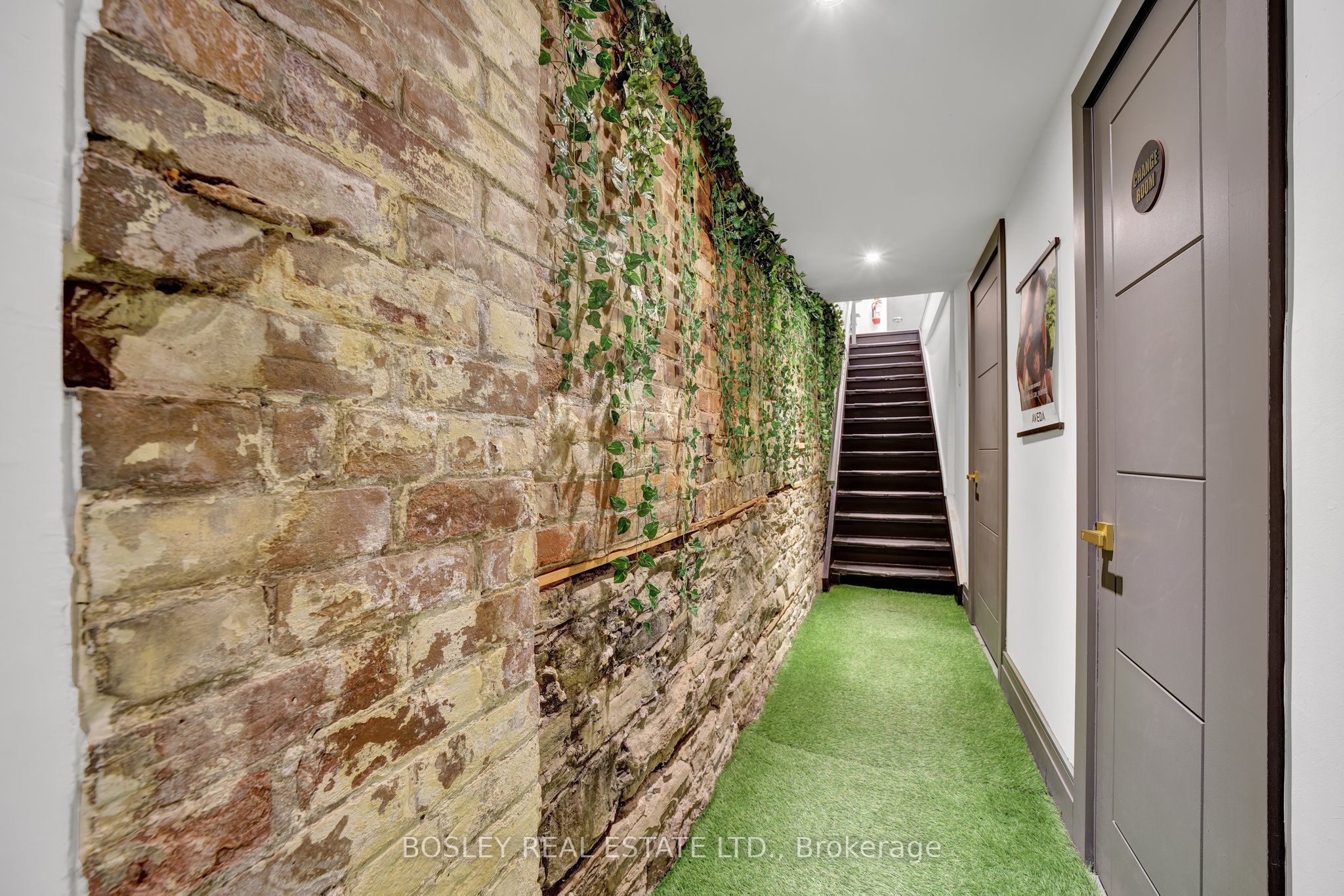668 Queen Street Property Photo 22