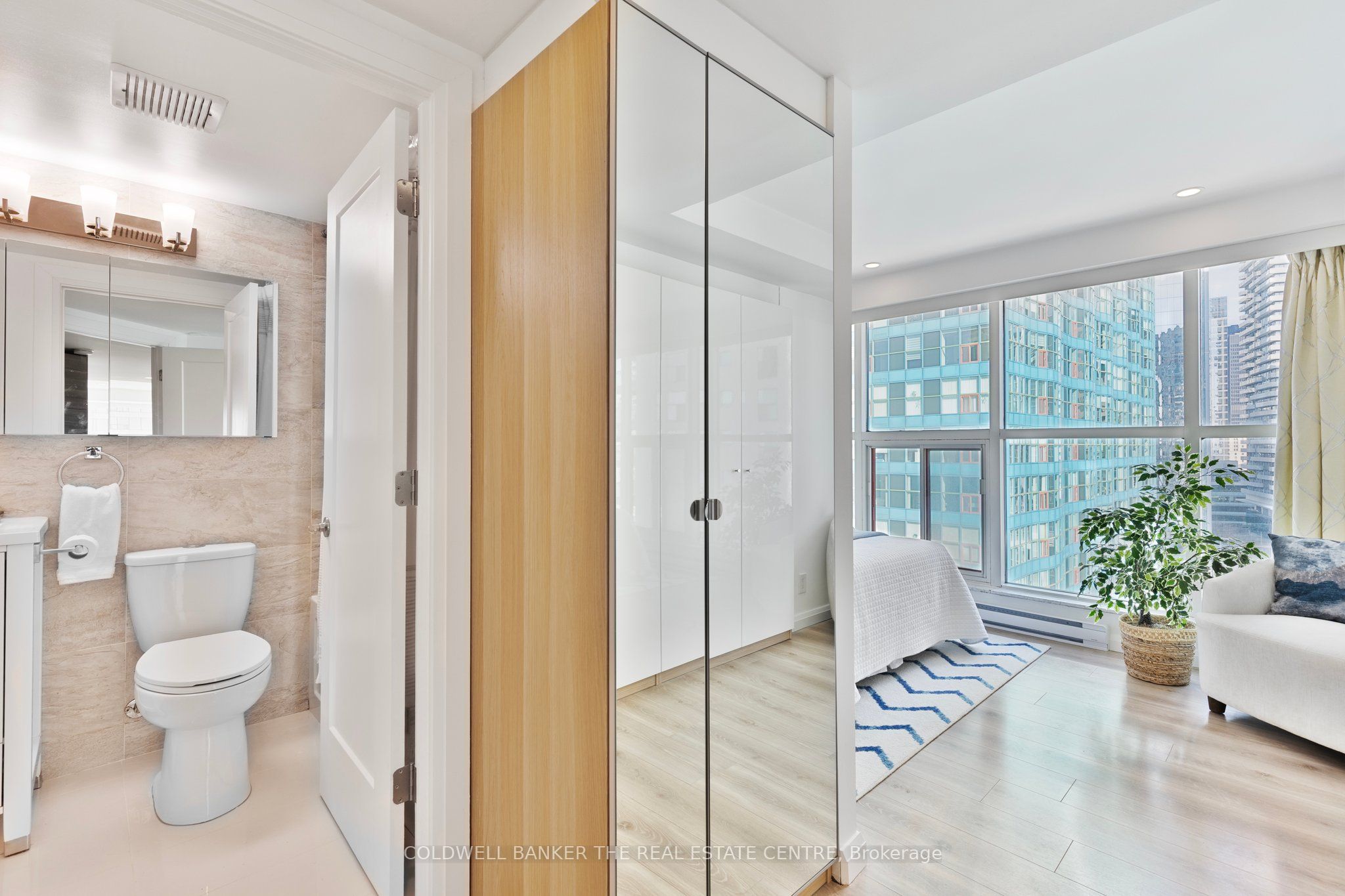 #2002 - 99 Harbour Square Property Photo 15