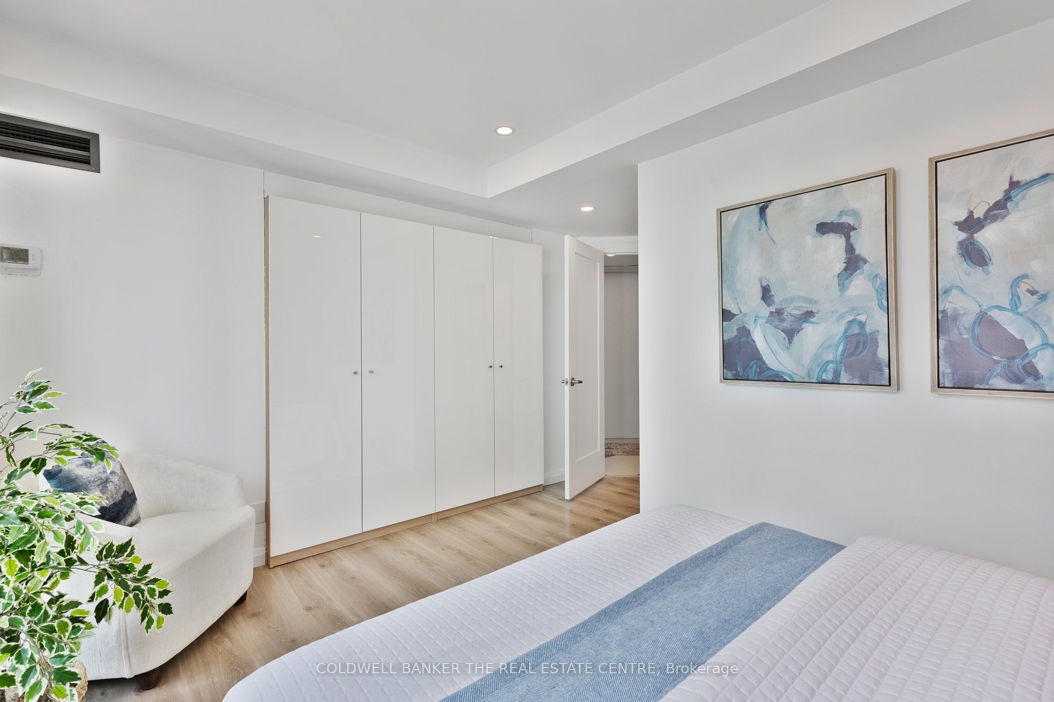 #2002 - 99 Harbour Square Property Photo 18