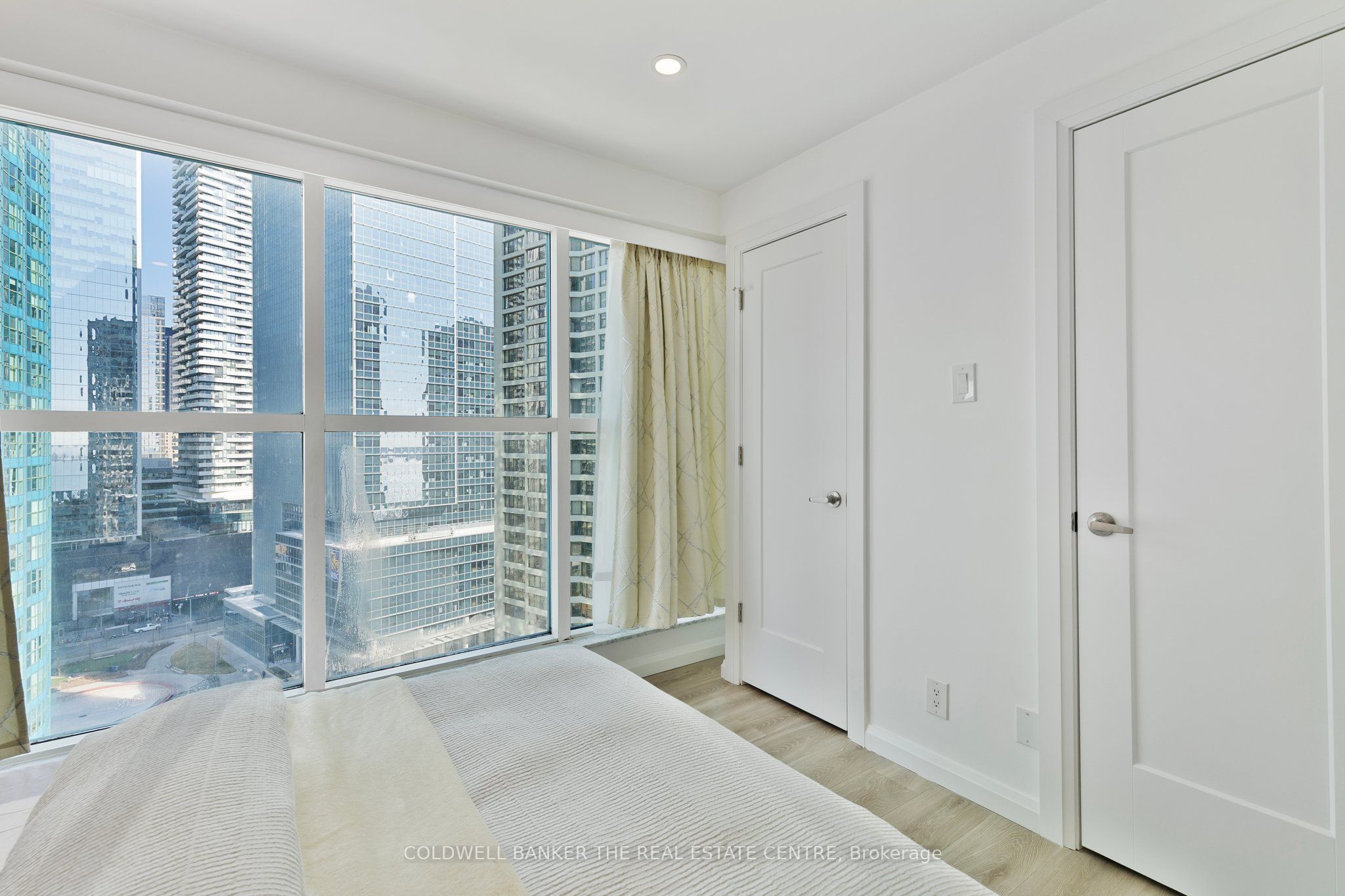 #2002 - 99 Harbour Square Property Photo 26