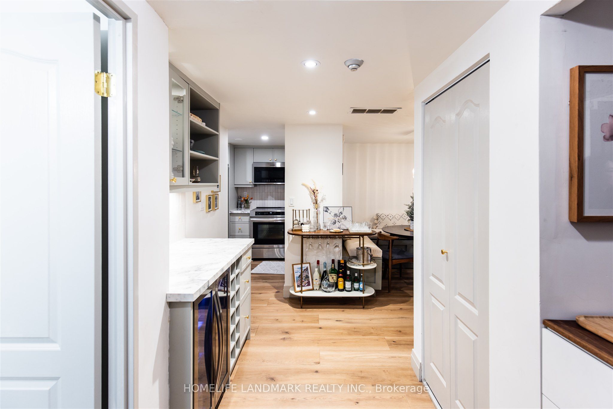 #201 - 9 Greenbriar Road Property Photo 3