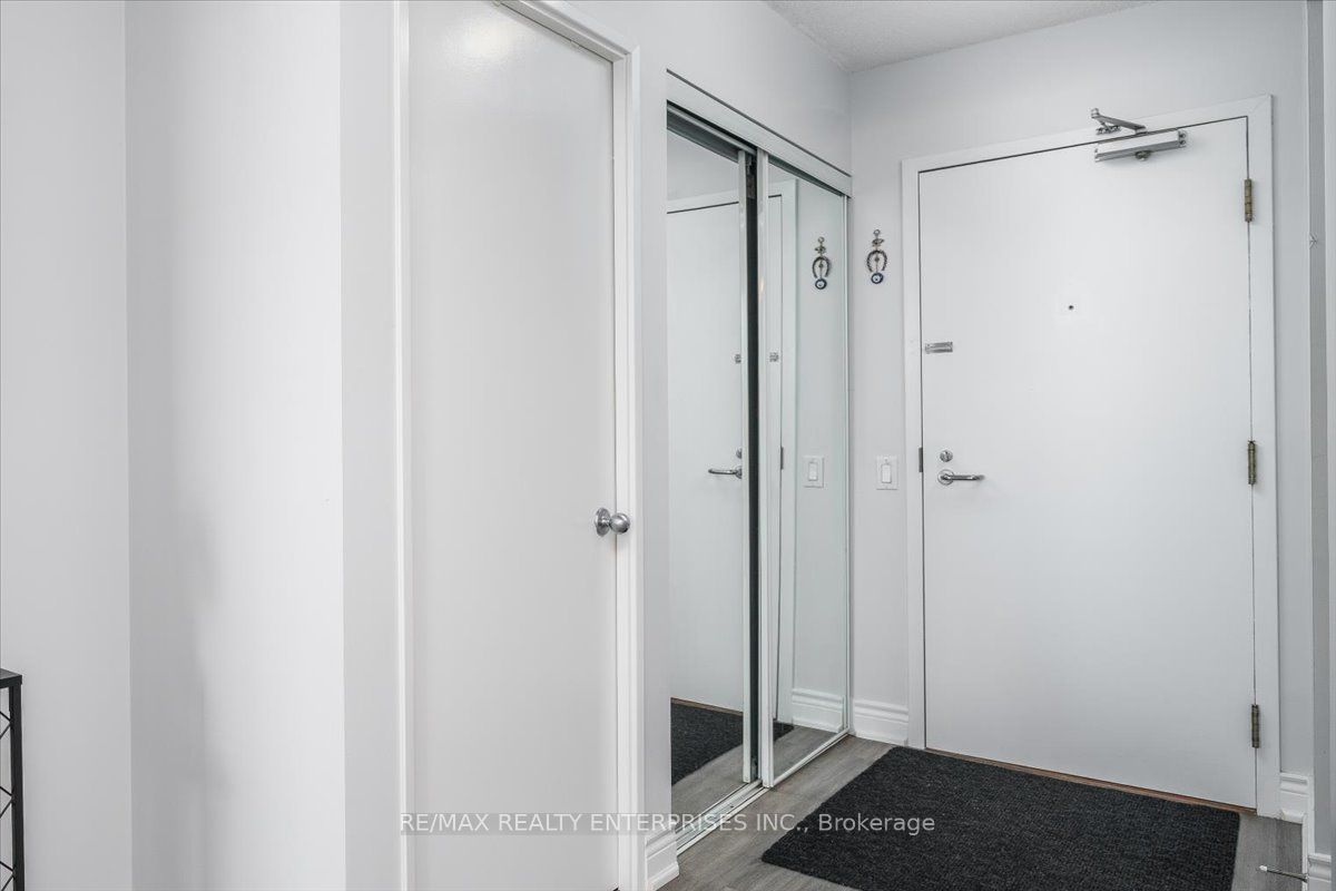 21 Overlea Boulevard 506 Property Photo 2