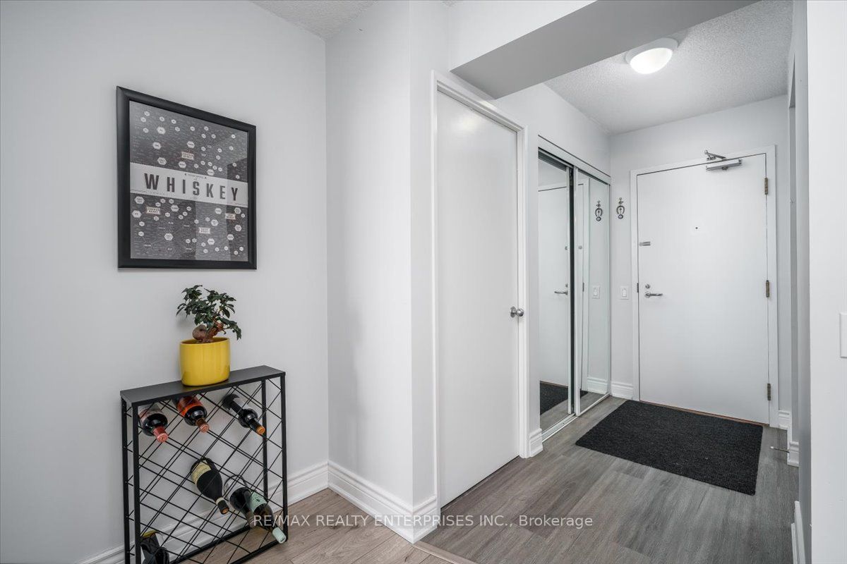 21 Overlea Boulevard 506 Property Photo 3