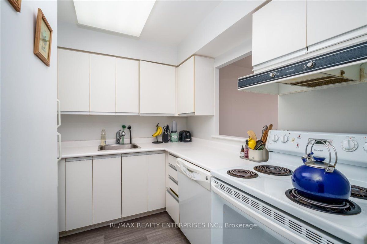 21 Overlea Boulevard 506 Property Photo 4