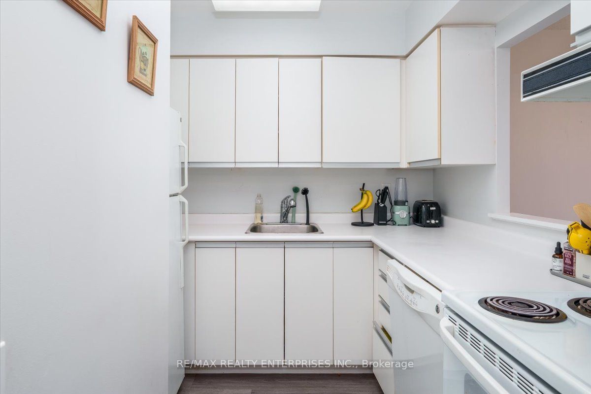 21 Overlea Boulevard 506 Property Photo 5