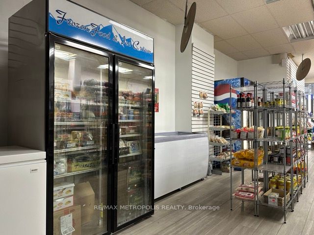 5995 Bathurst Street Property Photo 3