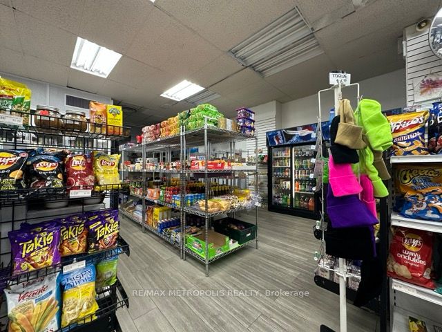 5995 Bathurst Street Property Photo 4