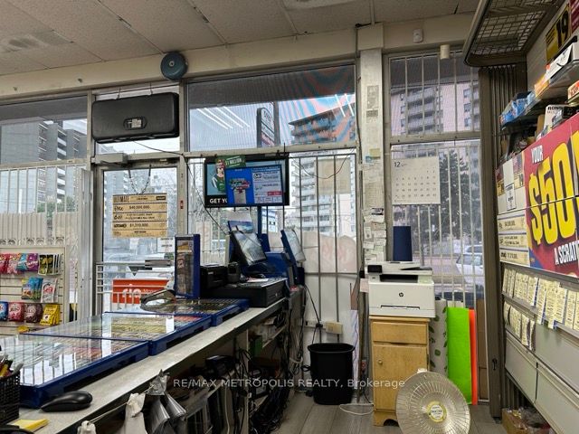 5995 Bathurst Street Property Photo 12