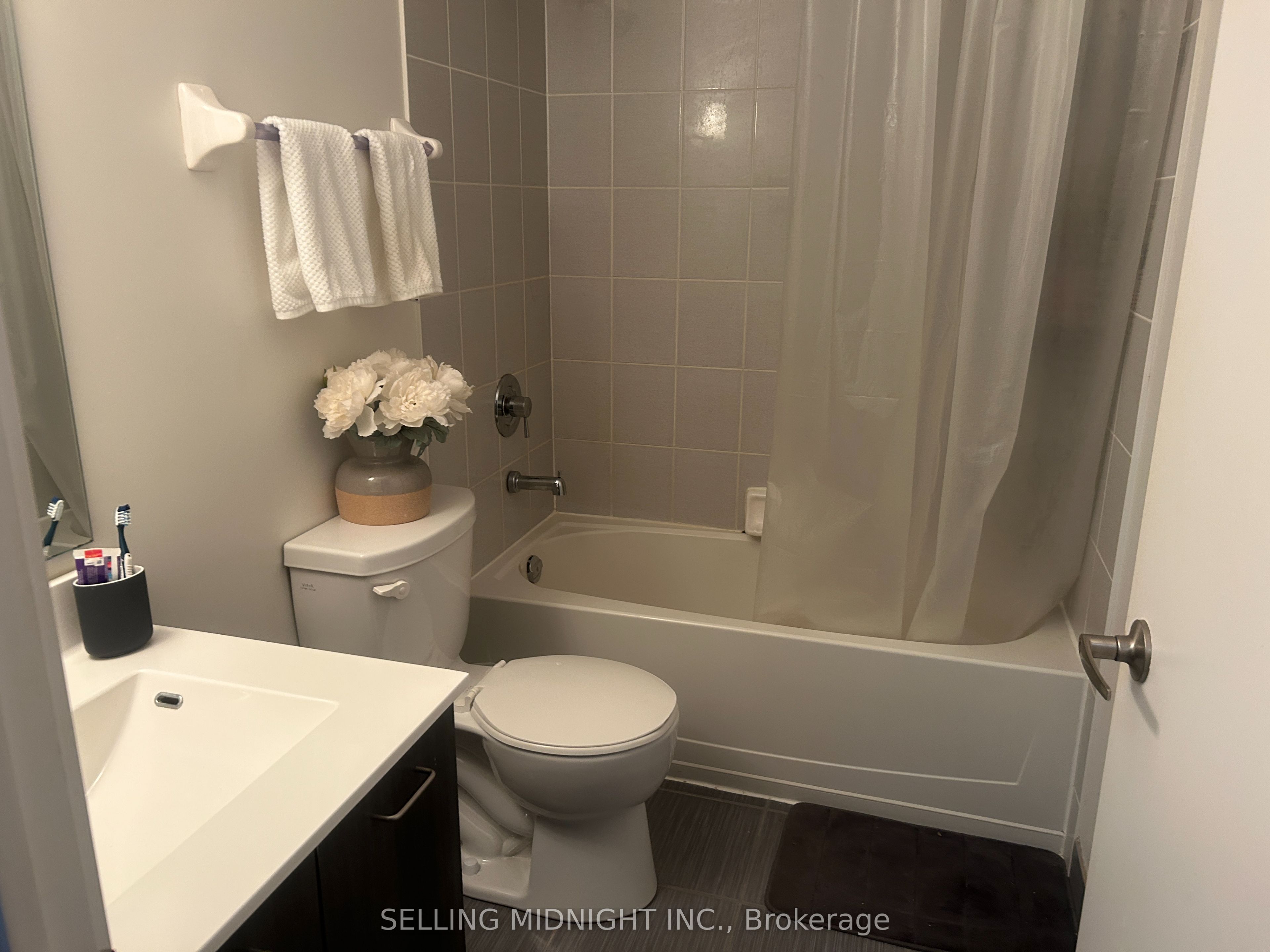 #1404 - 20 Joe Shuster Way Property Photo 17