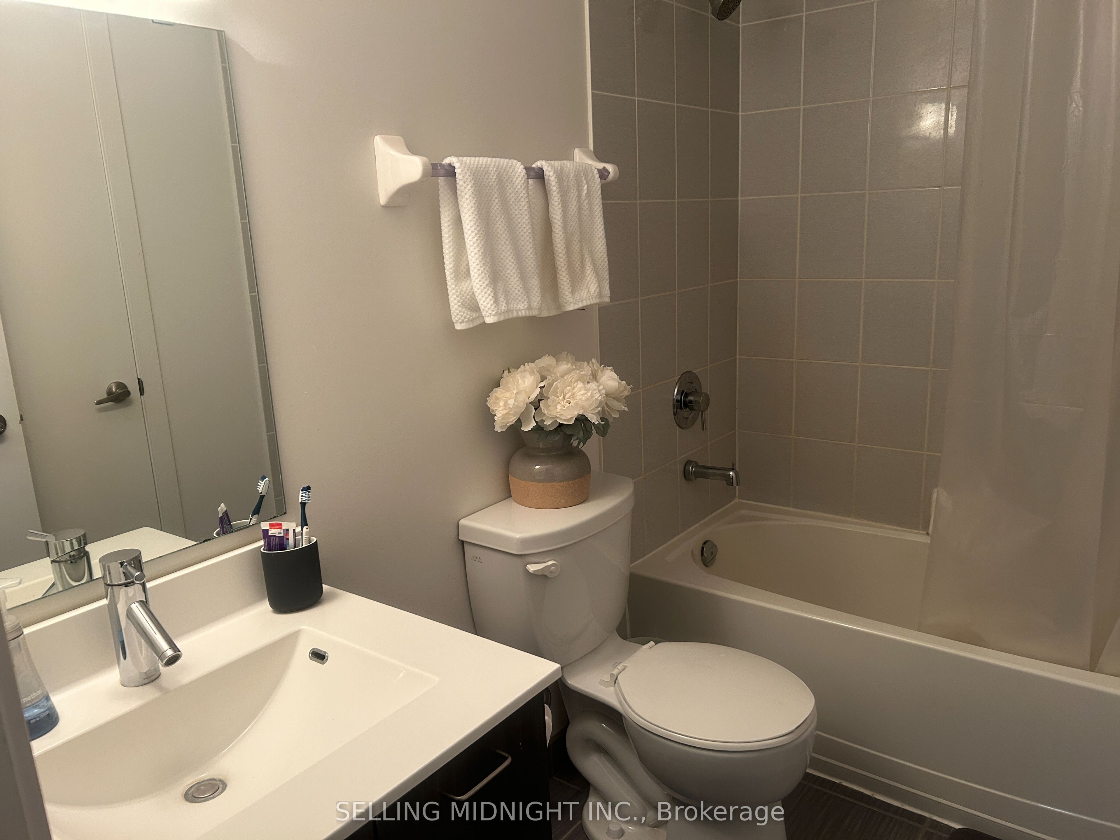 #1404 - 20 Joe Shuster Way Property Photo 18