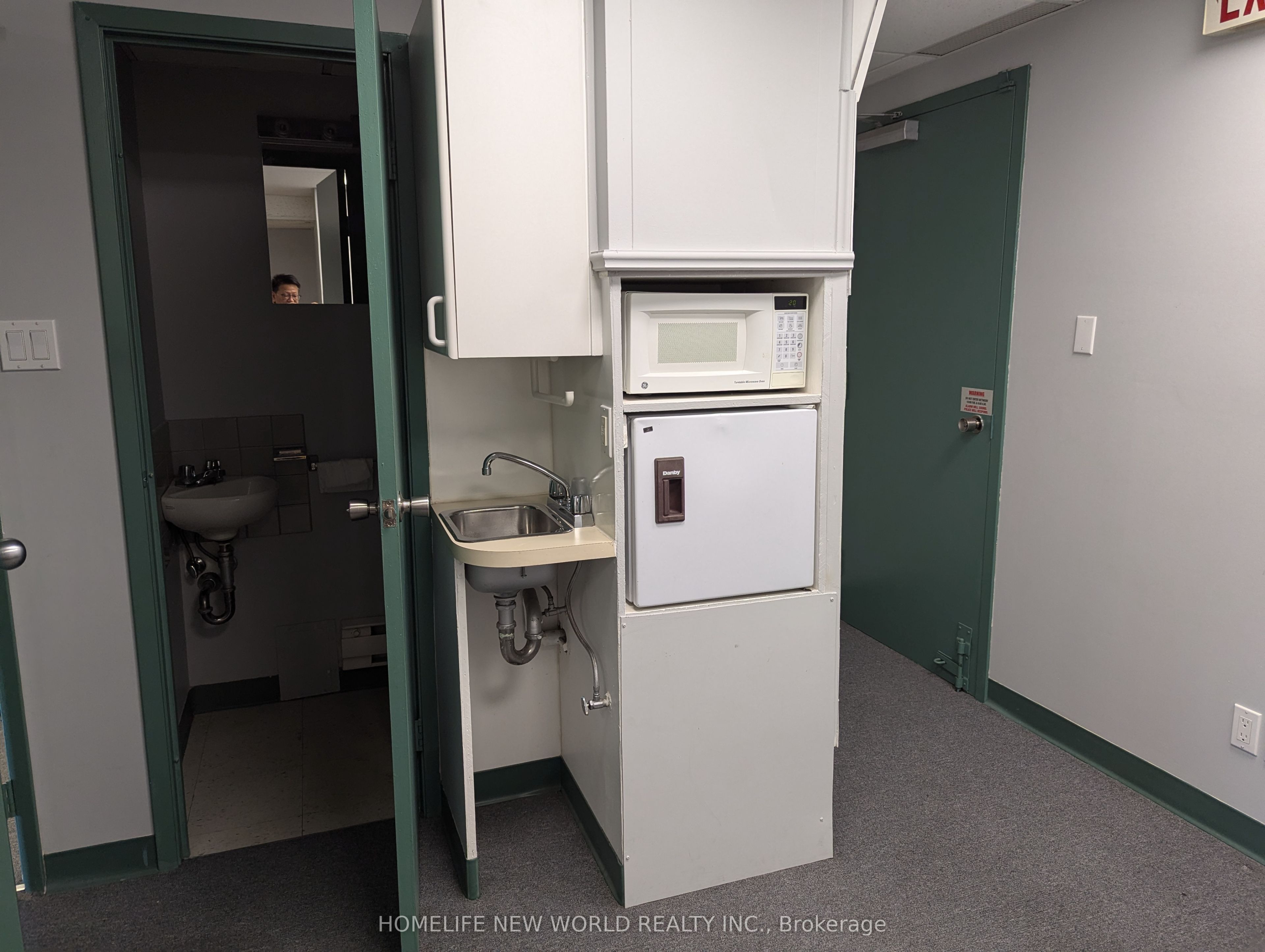#501b - 1315 Lawrence Avenue Property Photo 7