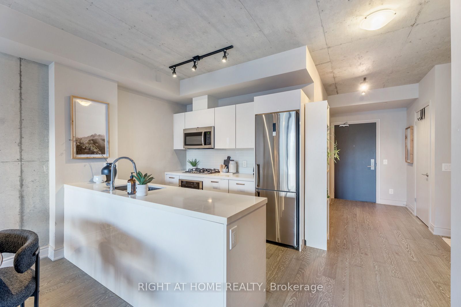#320 - 608 Richmond Street Property Photo 3