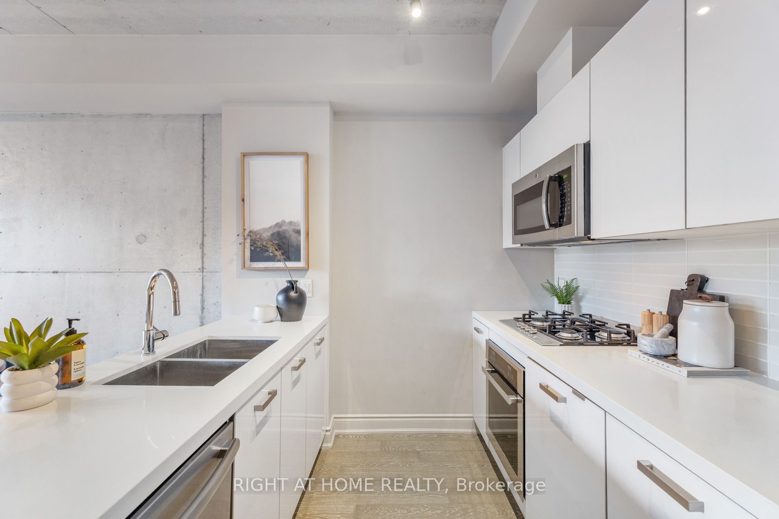 #320 - 608 Richmond Street Property Photo 4