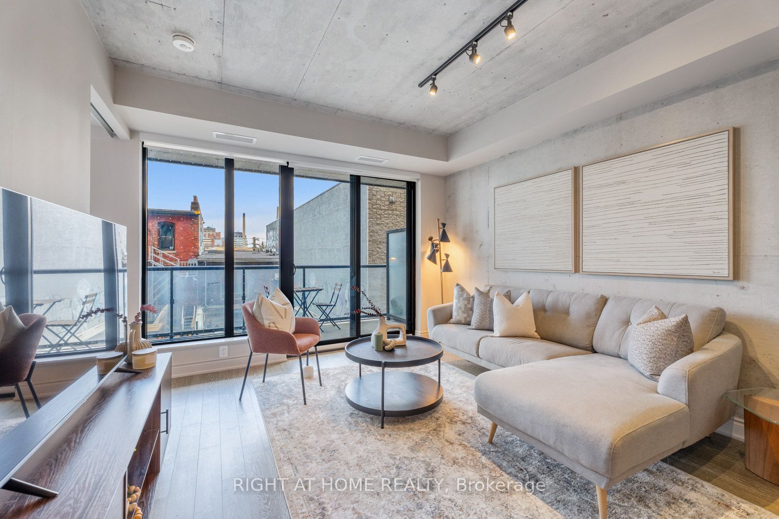 #320 - 608 Richmond Street Property Photo 6