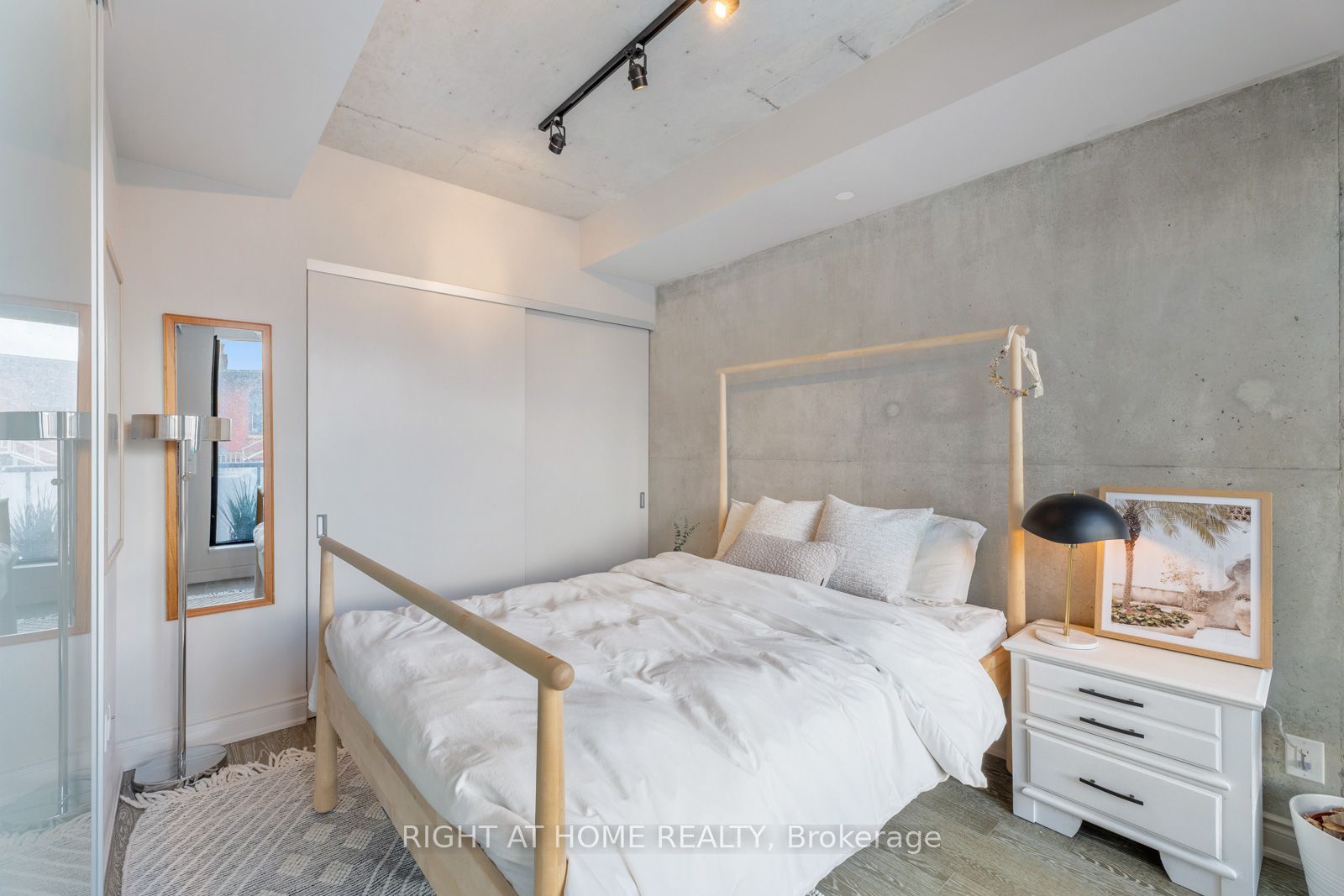 #320 - 608 Richmond Street Property Photo 10
