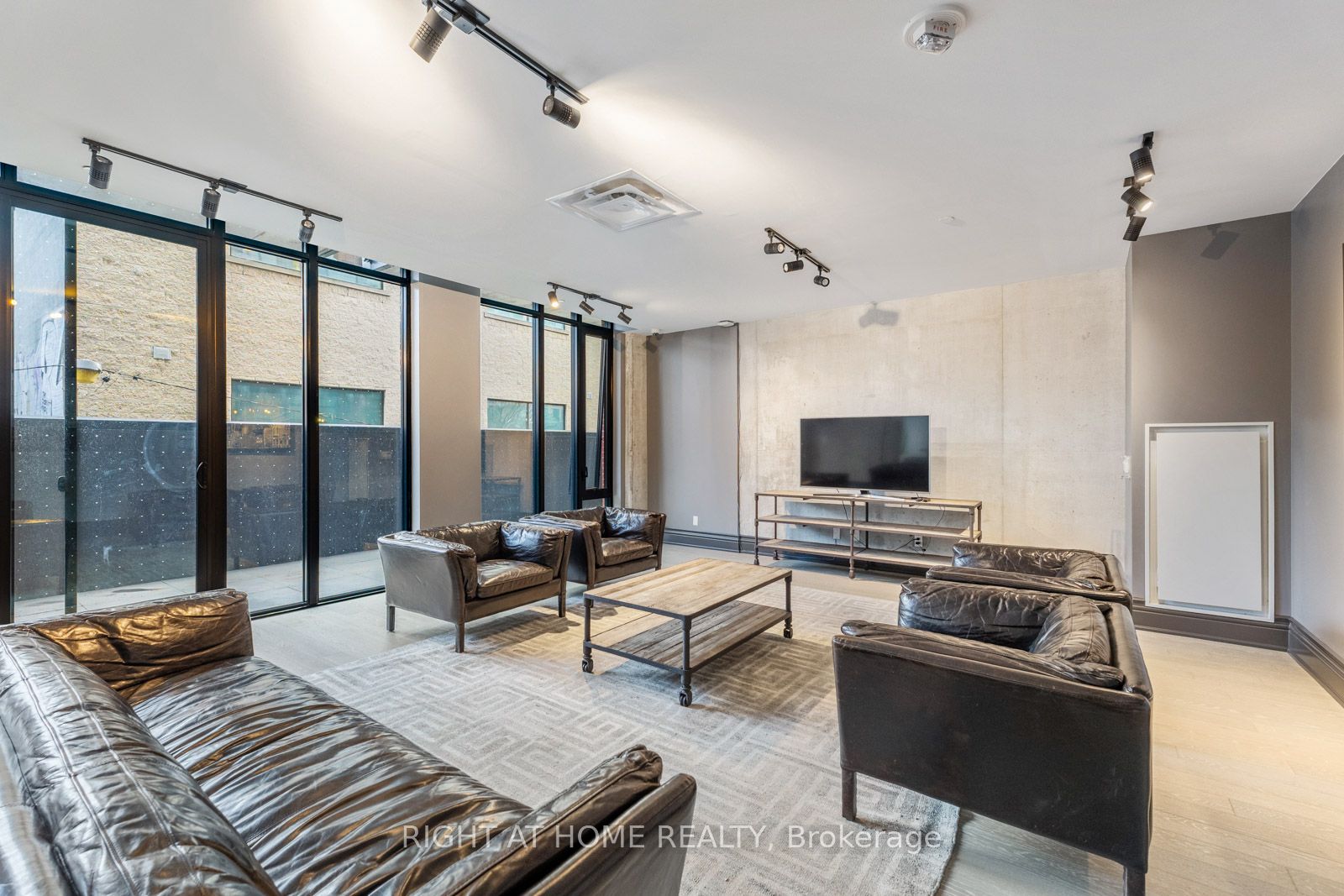 #320 - 608 Richmond Street Property Photo 21