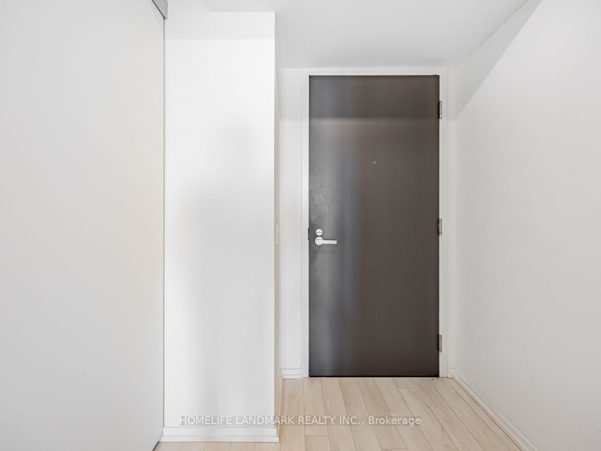 197 Yonge Street 4211 Property Photo 2