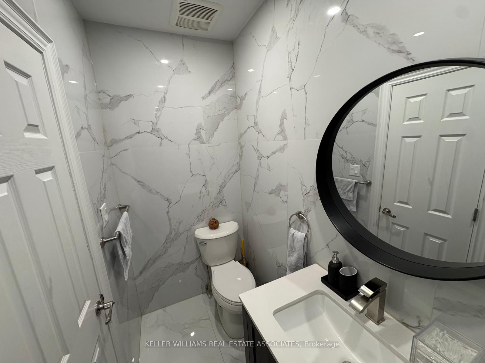 326 Bathurst Street Property Photo 7