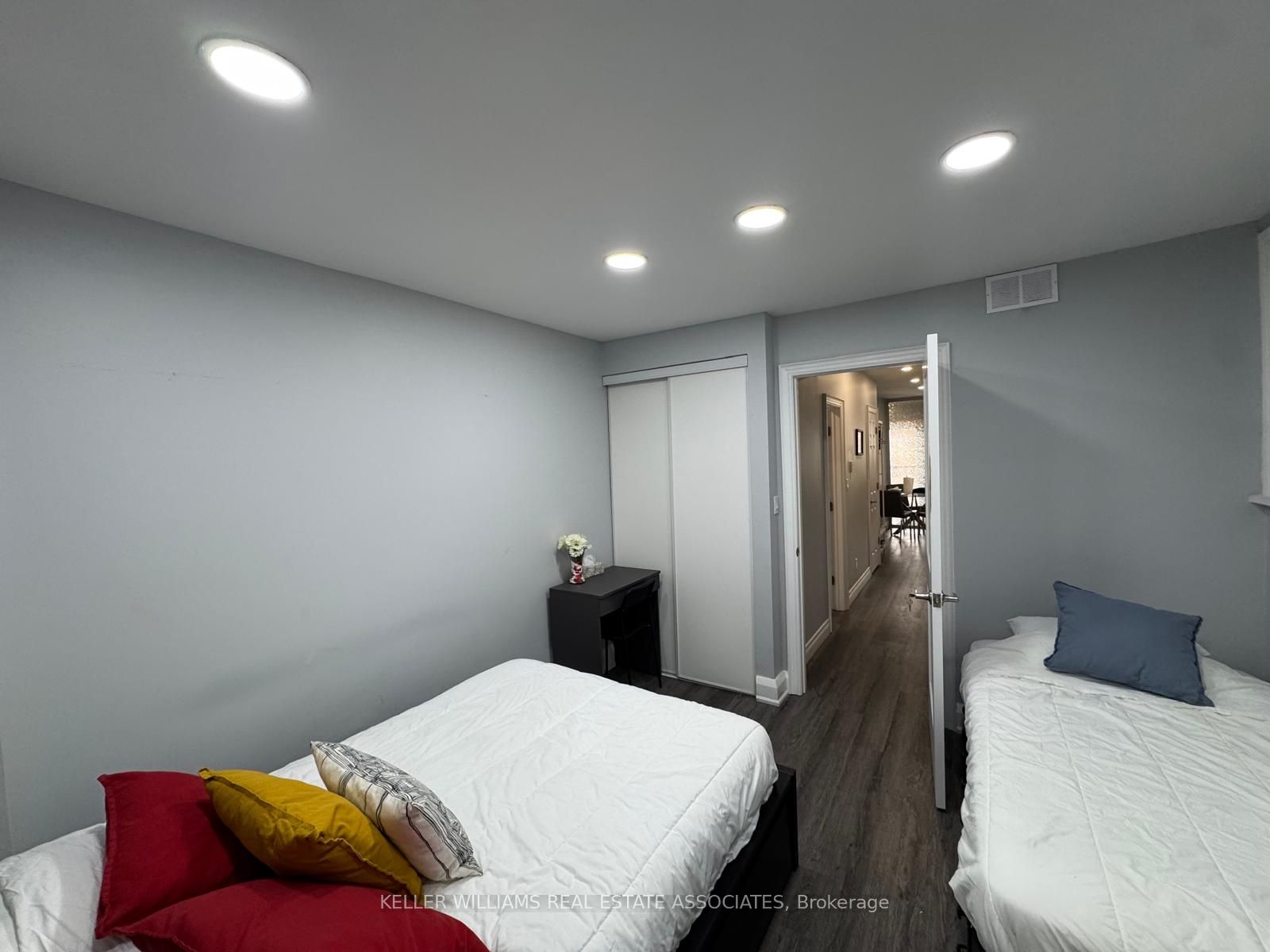 326 Bathurst Street Property Photo 11