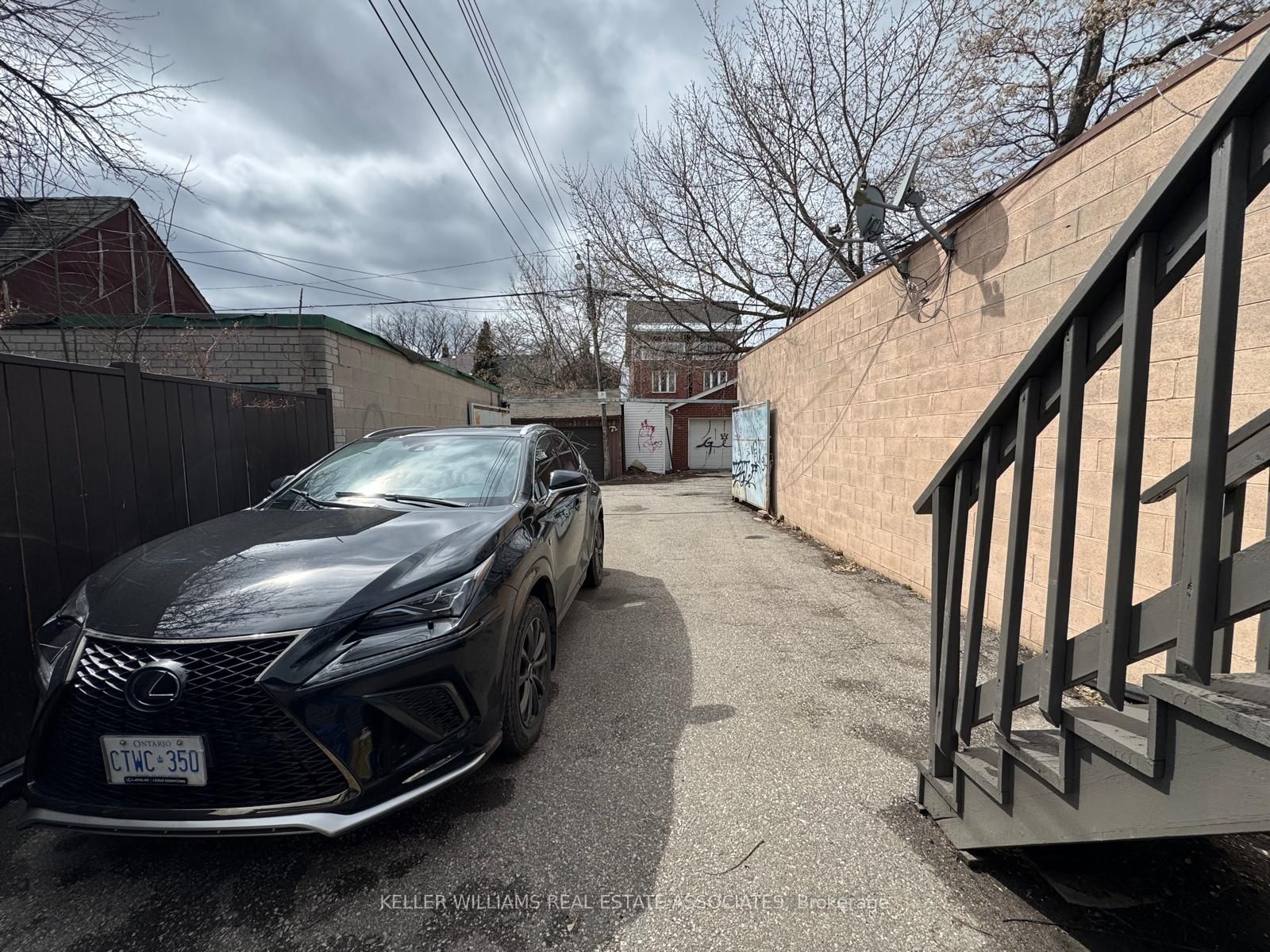 326 Bathurst Street Property Photo 15