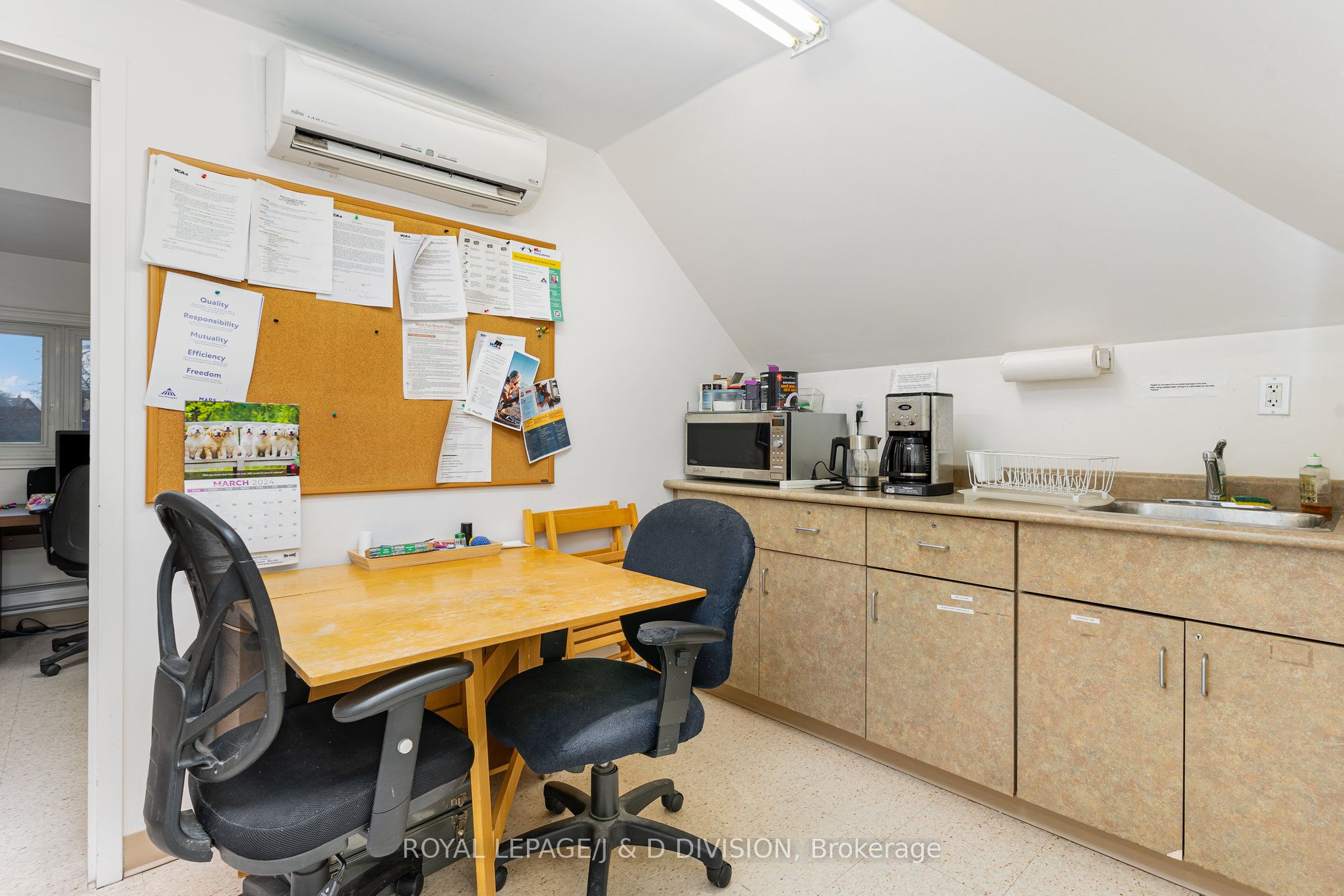 29 Chaplin Crescent Property Photo 19