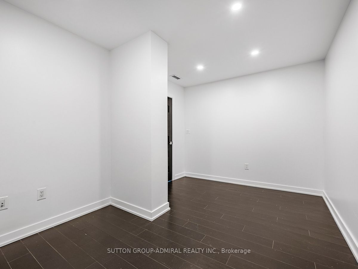 #g20 - 18 Capreol Court Property Photo 10