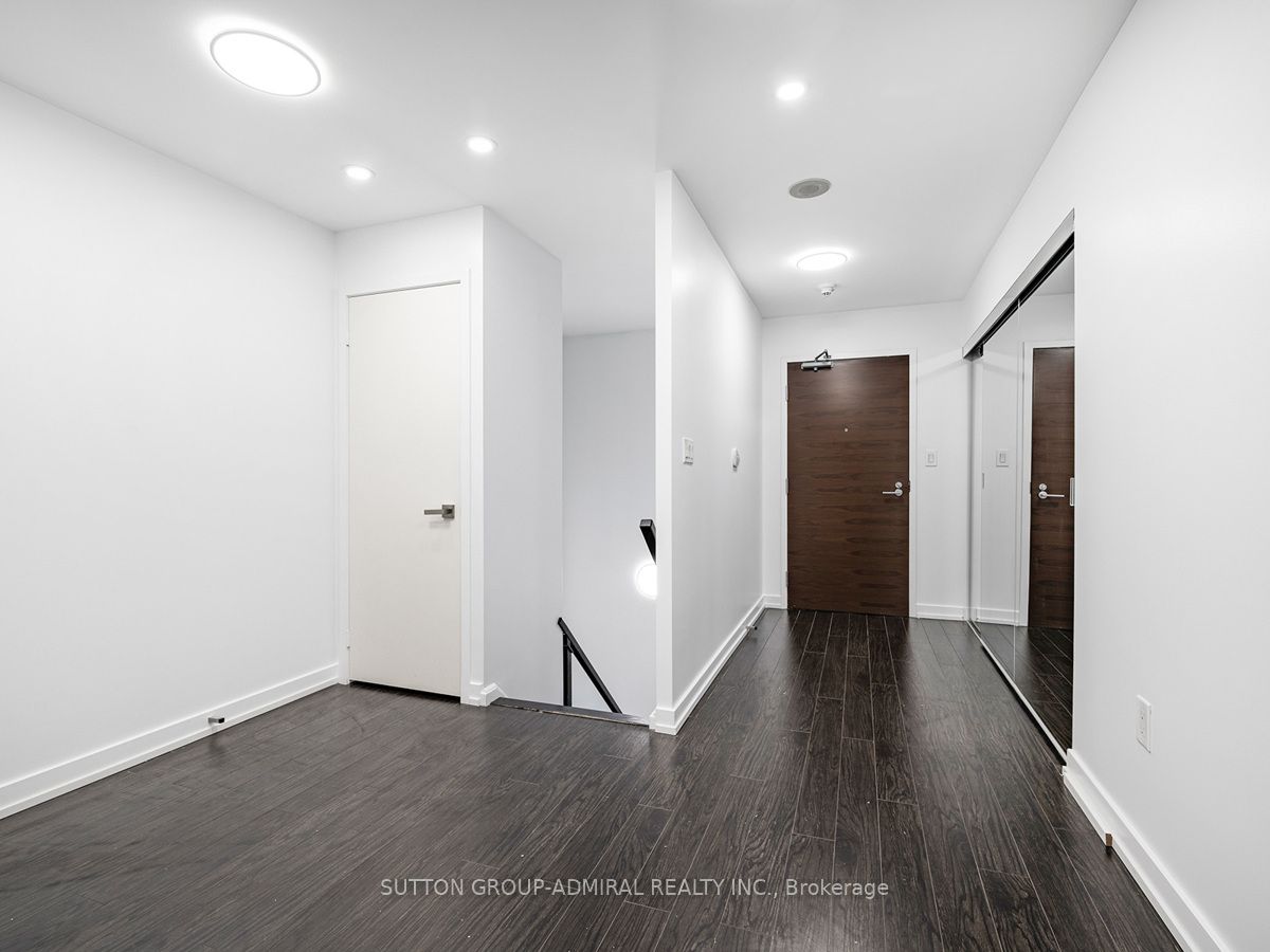 #g20 - 18 Capreol Court Property Photo 11
