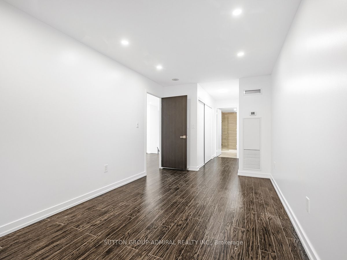 #g20 - 18 Capreol Court Property Photo 16