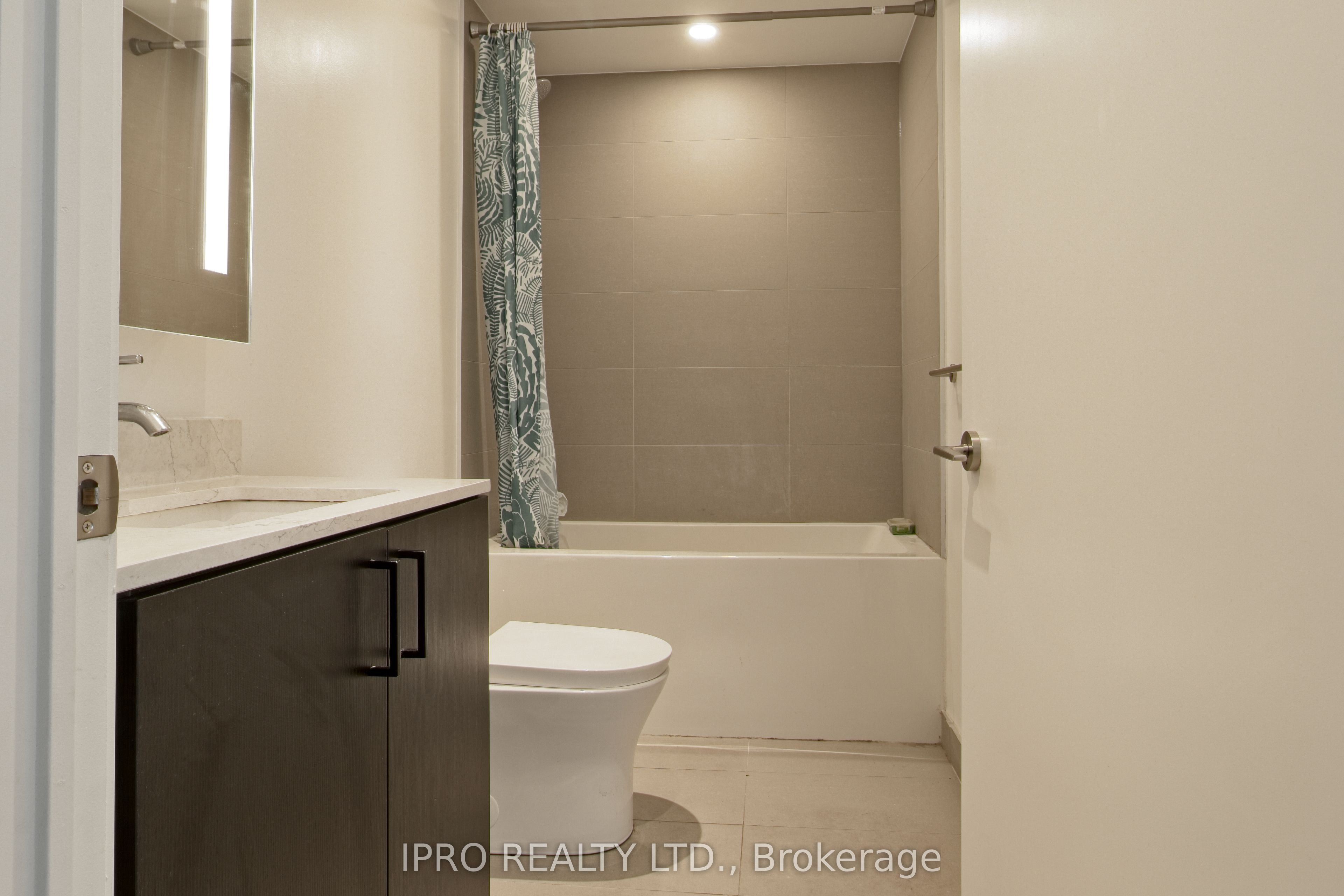135 East Liberty Street 806 Property Photo 20