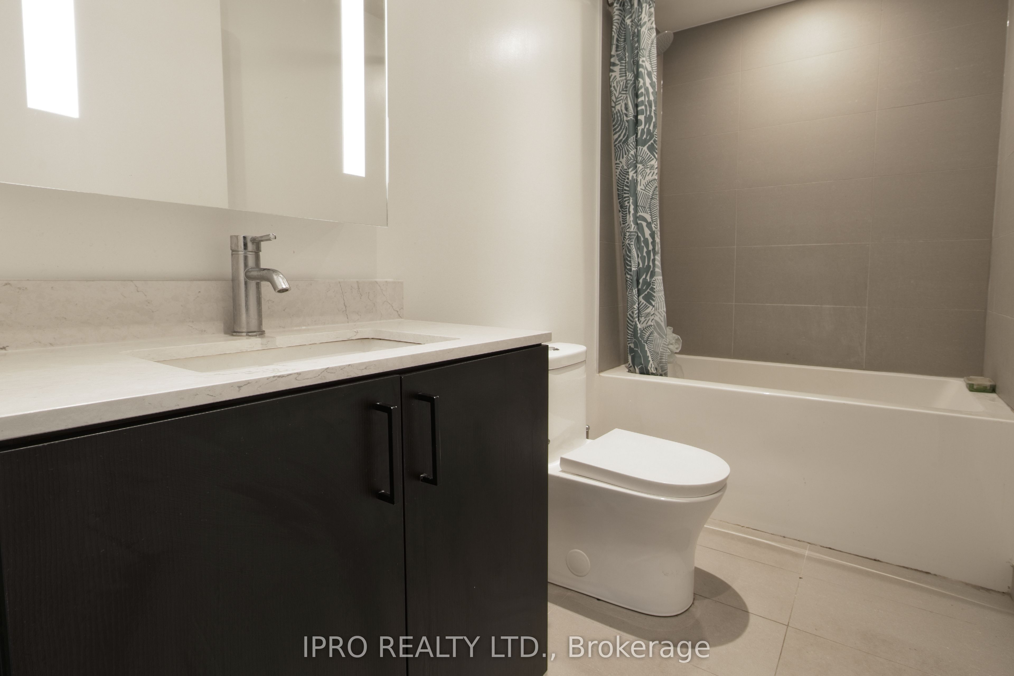 135 East Liberty Street 806 Property Photo 21