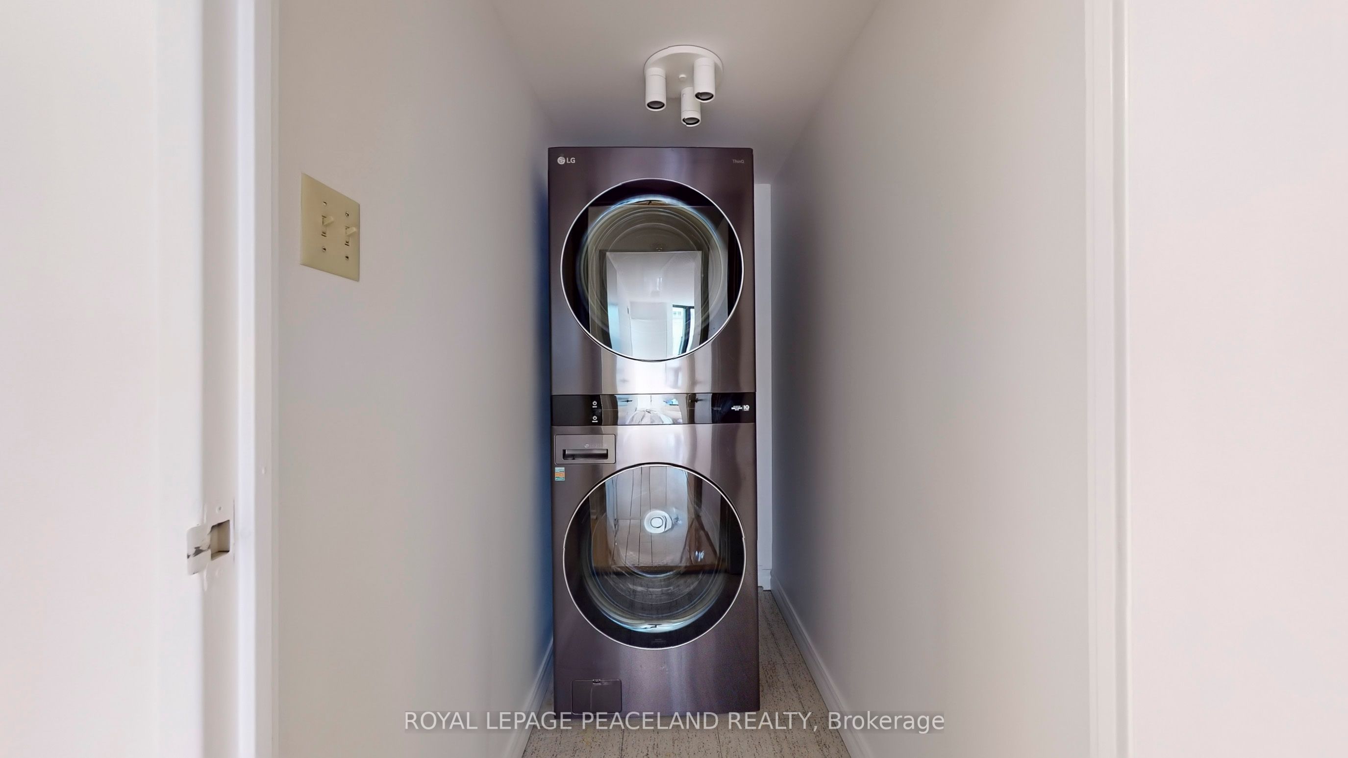 #1605 - 62 Wellesley Street Property Photo 18