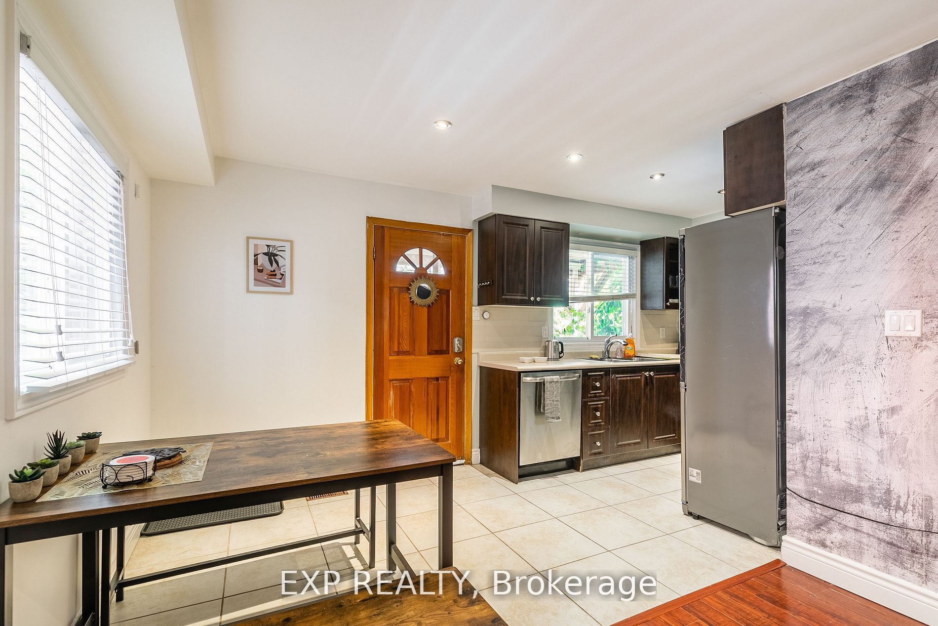 903.5 Bathurst Street Main Property Photo 9