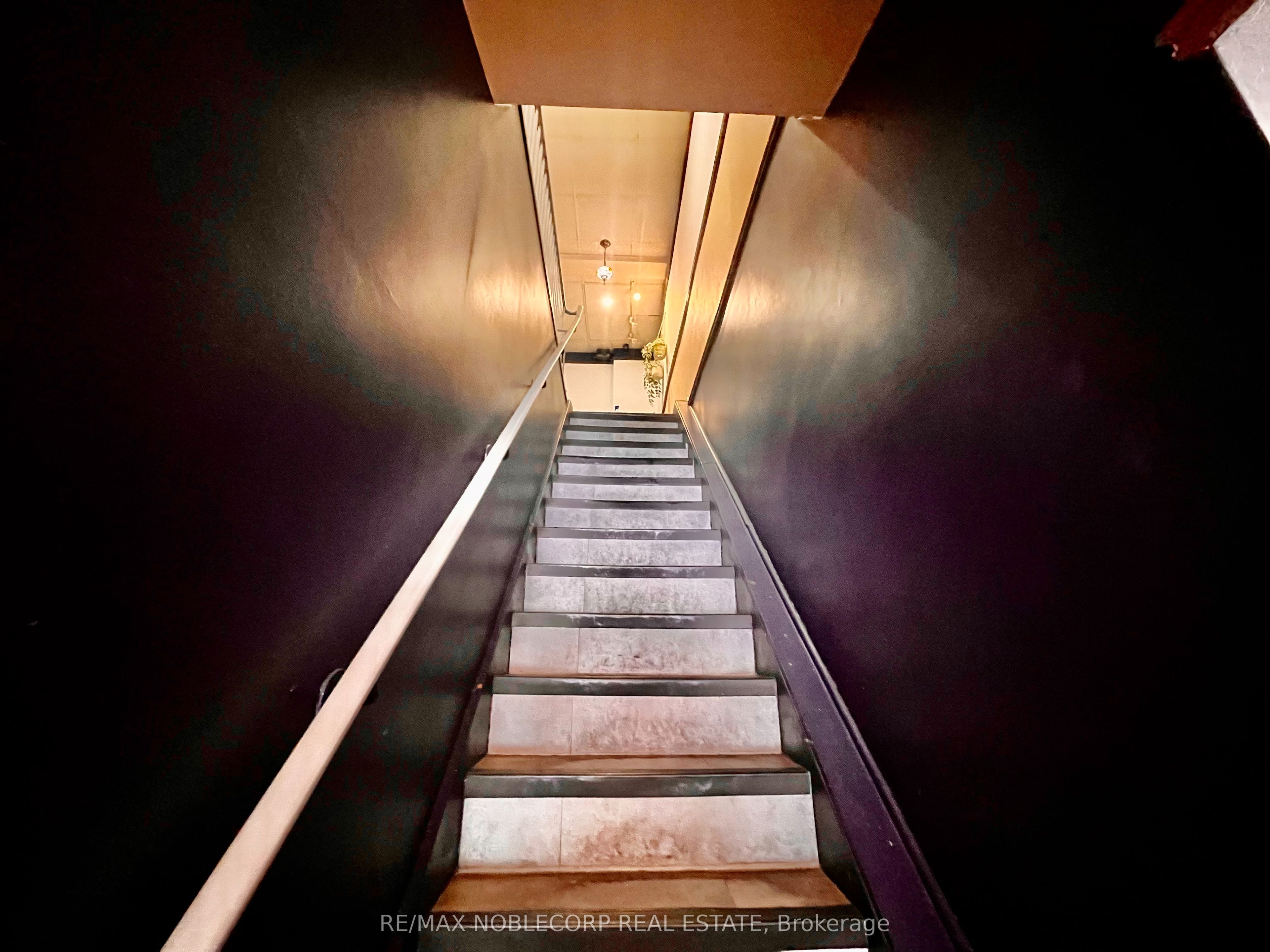 656 Spadina Avenue Property Photo 11