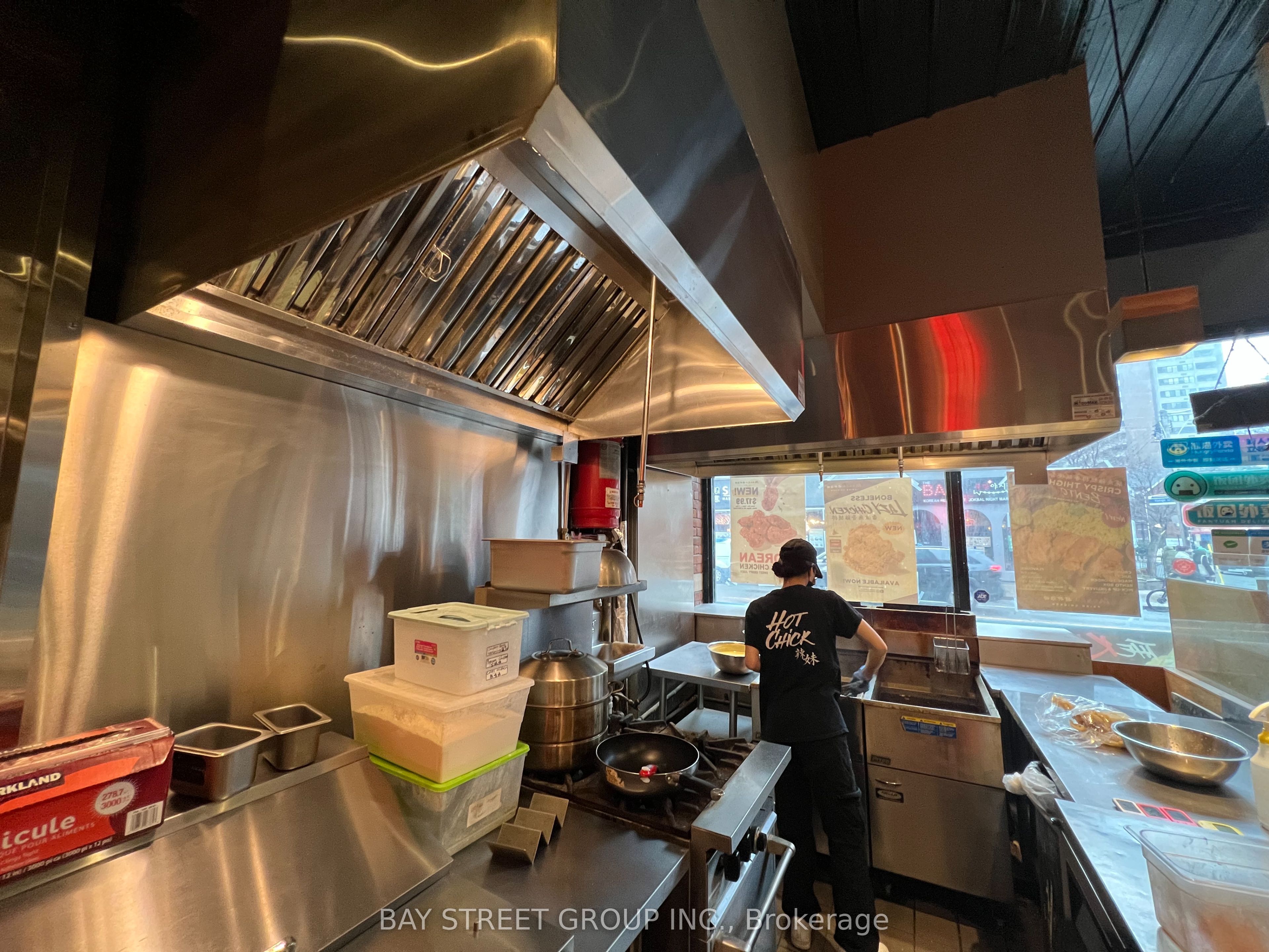 692 Yonge Street Property Photo 2