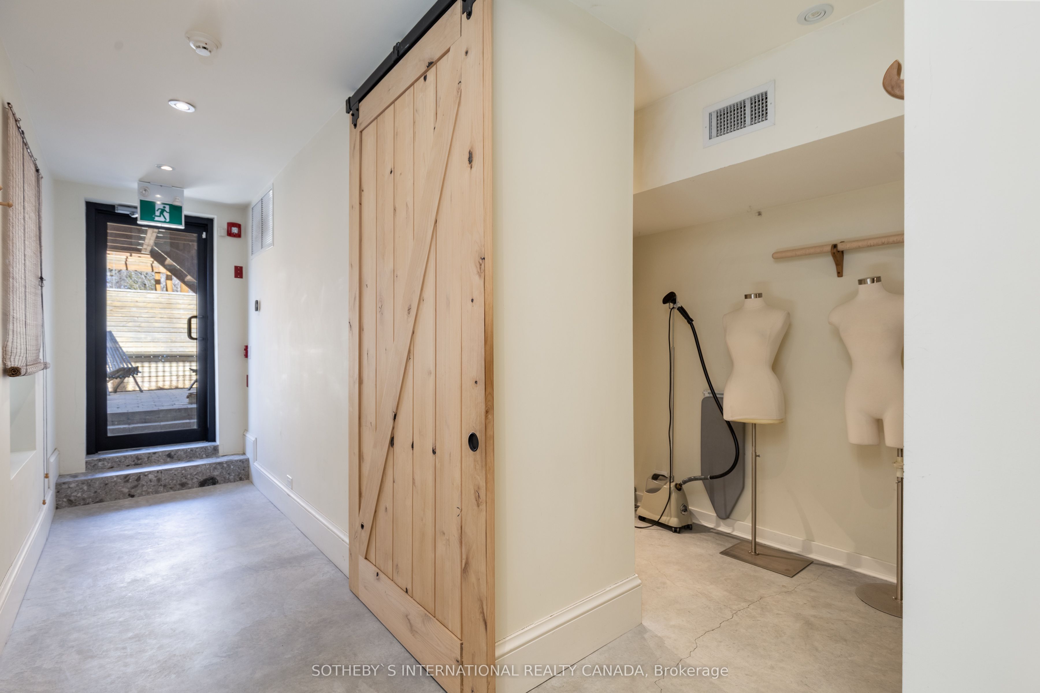 872 College Street Property Photo 11