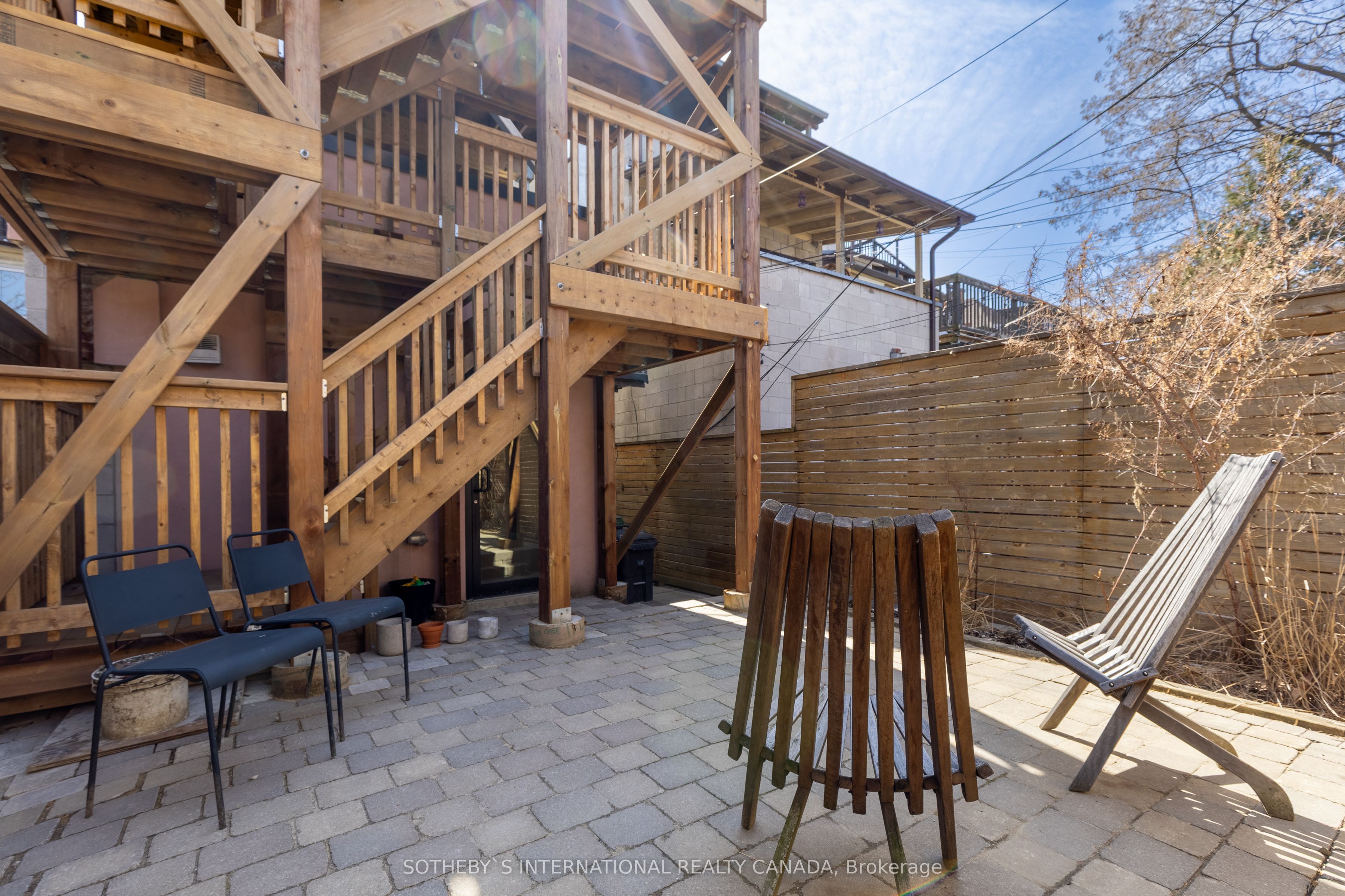 872 College Street Property Photo 14