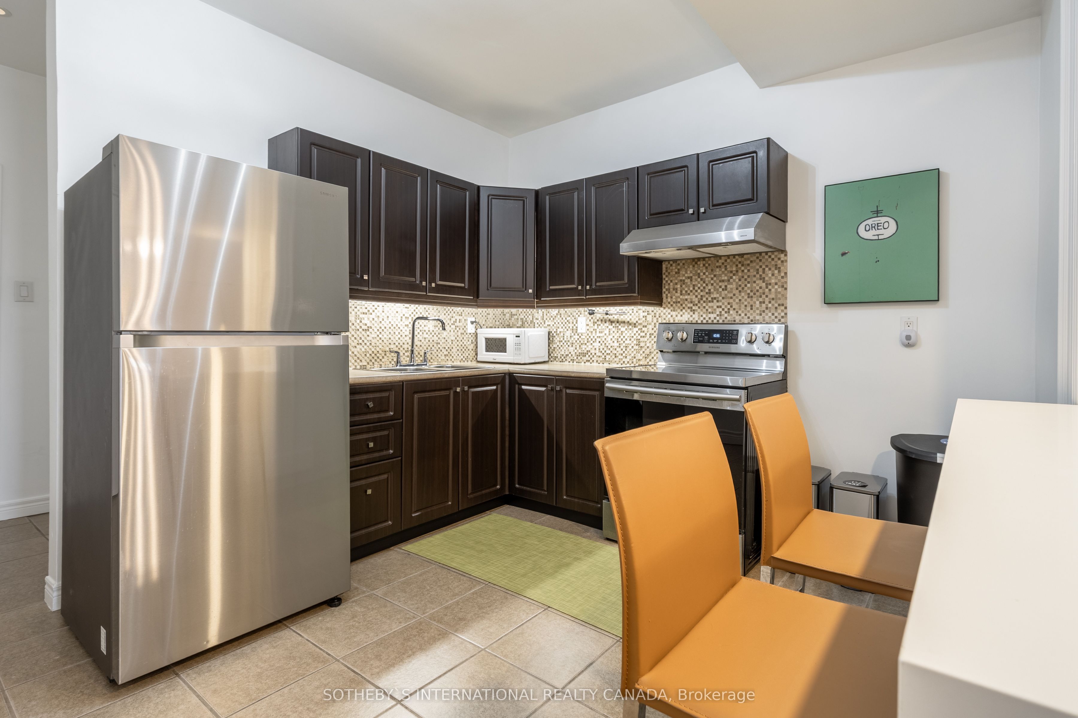 872 College Street Property Photo 17