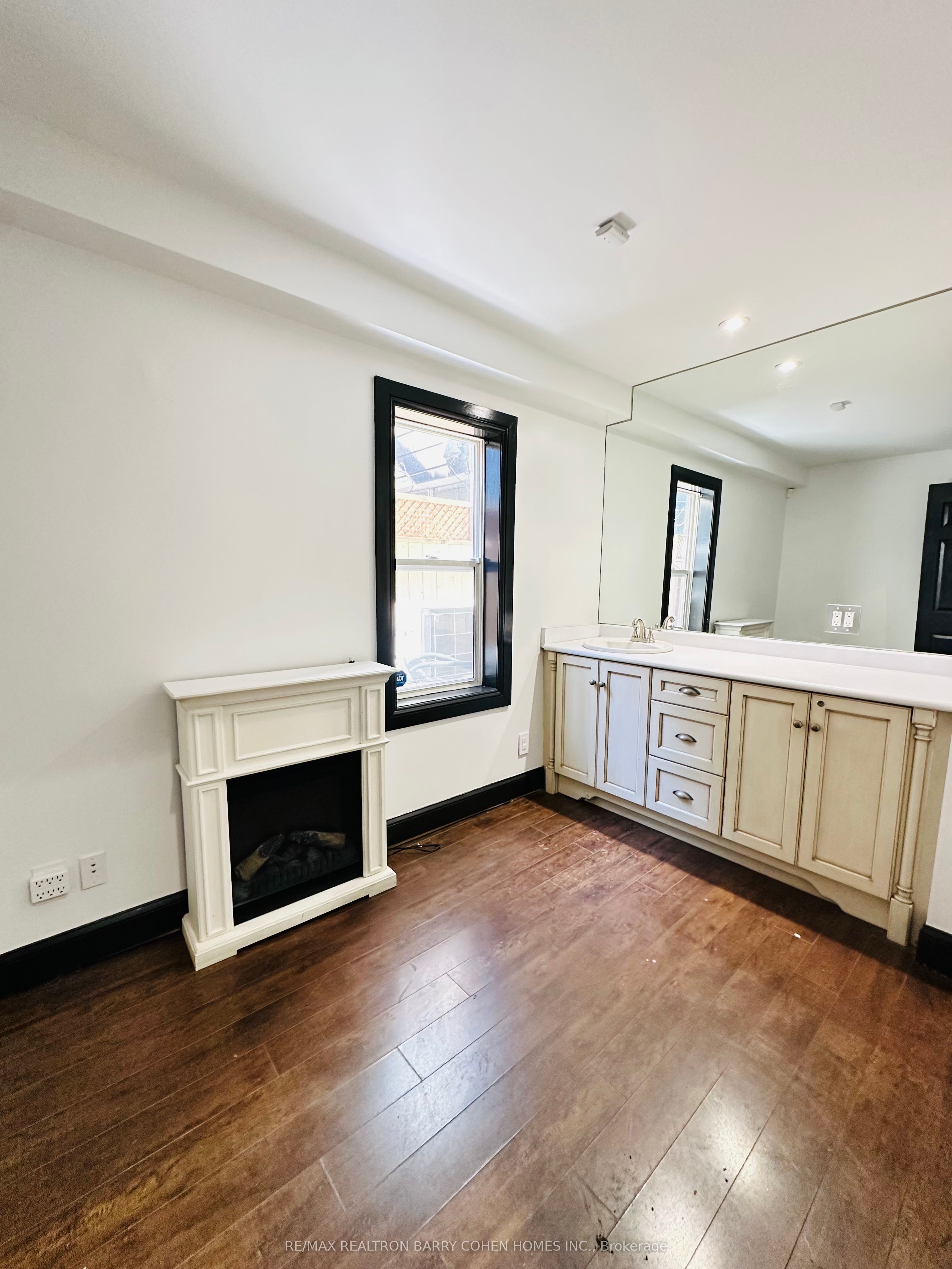 521 Queen Street Property Photo 6