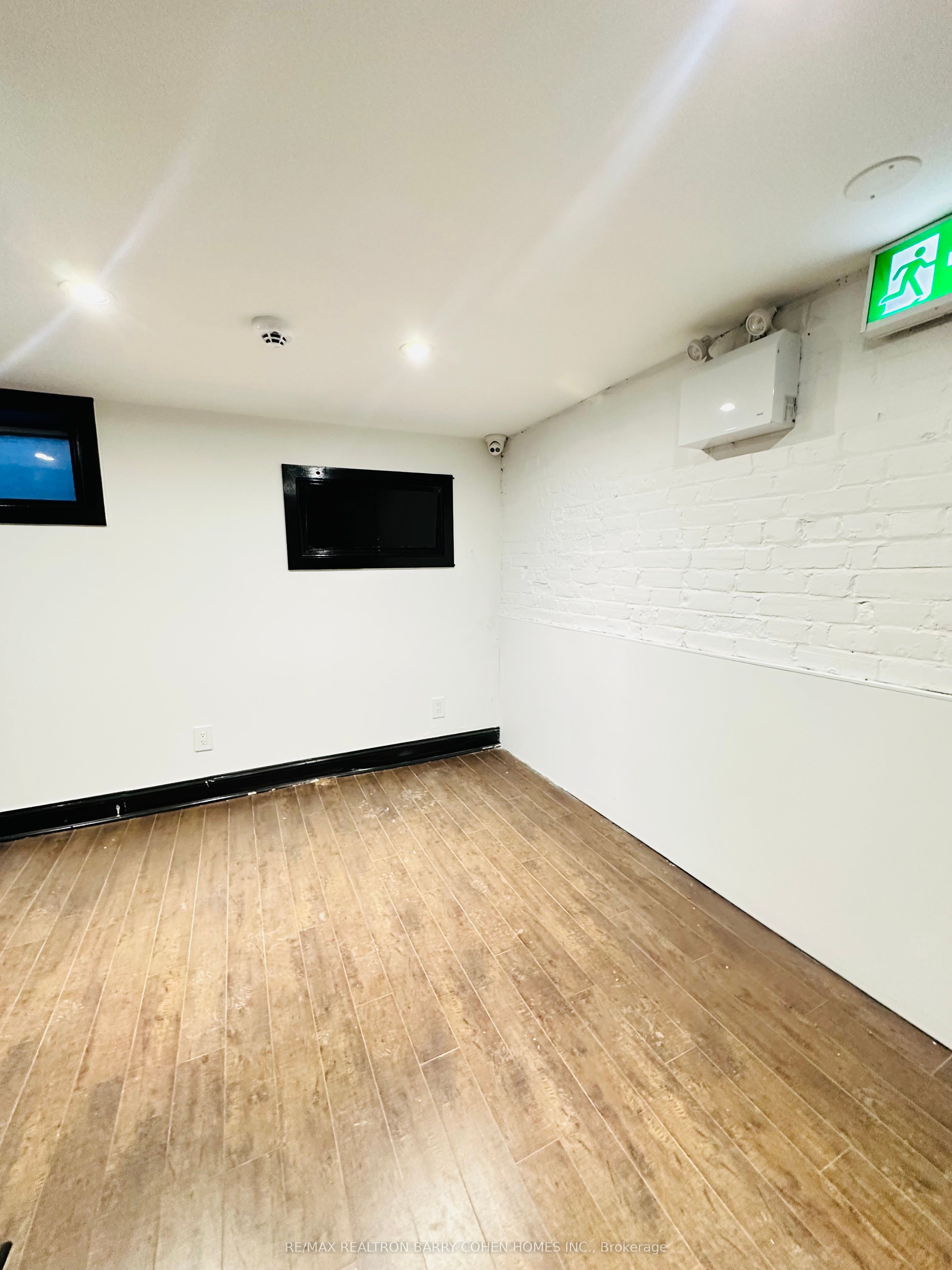 521 Queen Street Property Photo 8